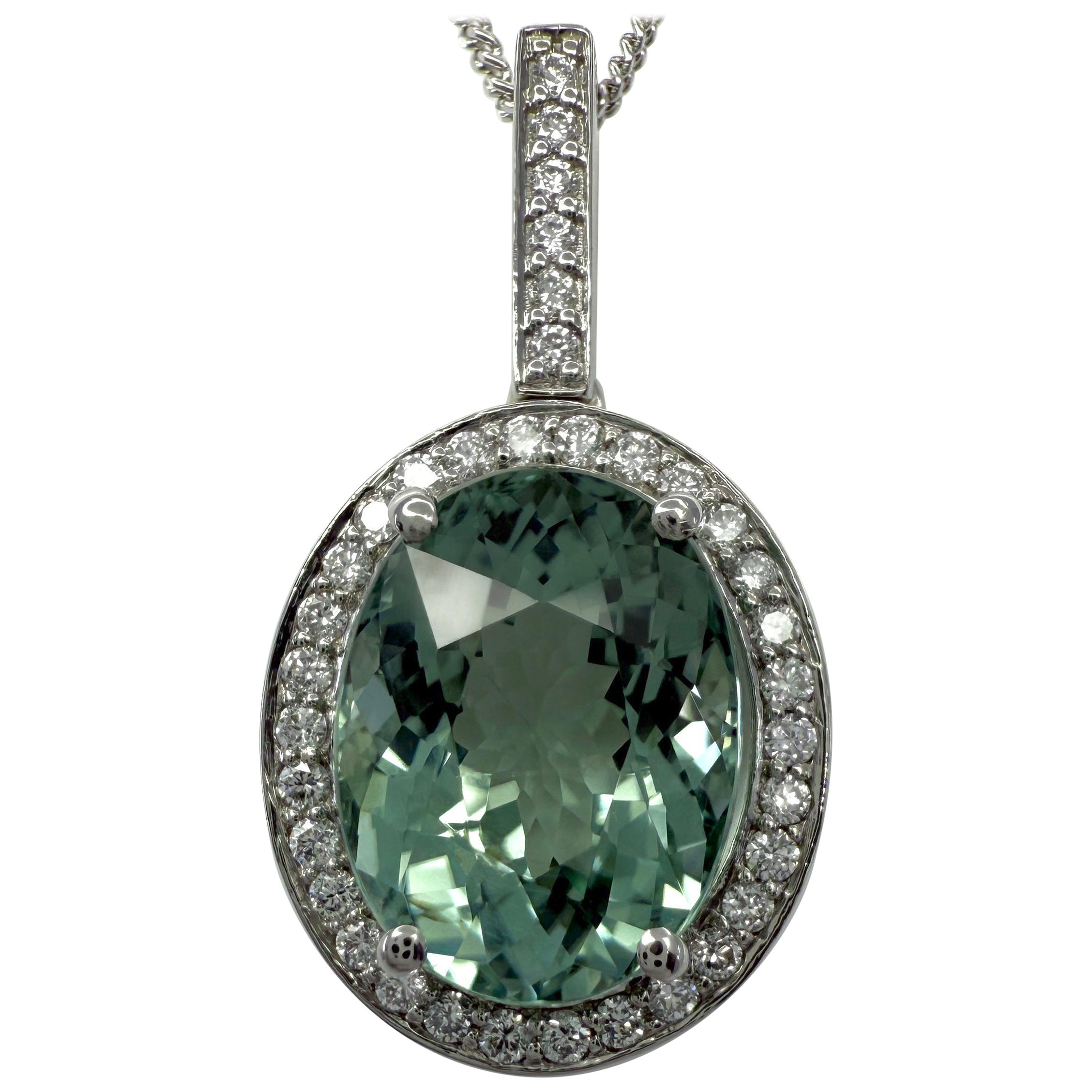 Collana con ciondolo a raggiera in platino con tormalina verde taglio ovale e diamanti 4,02 carati