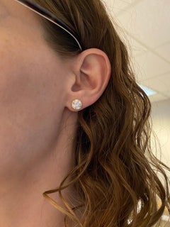 Orecchini con diamanti da 4,02 carati in cestini classici a sei punte