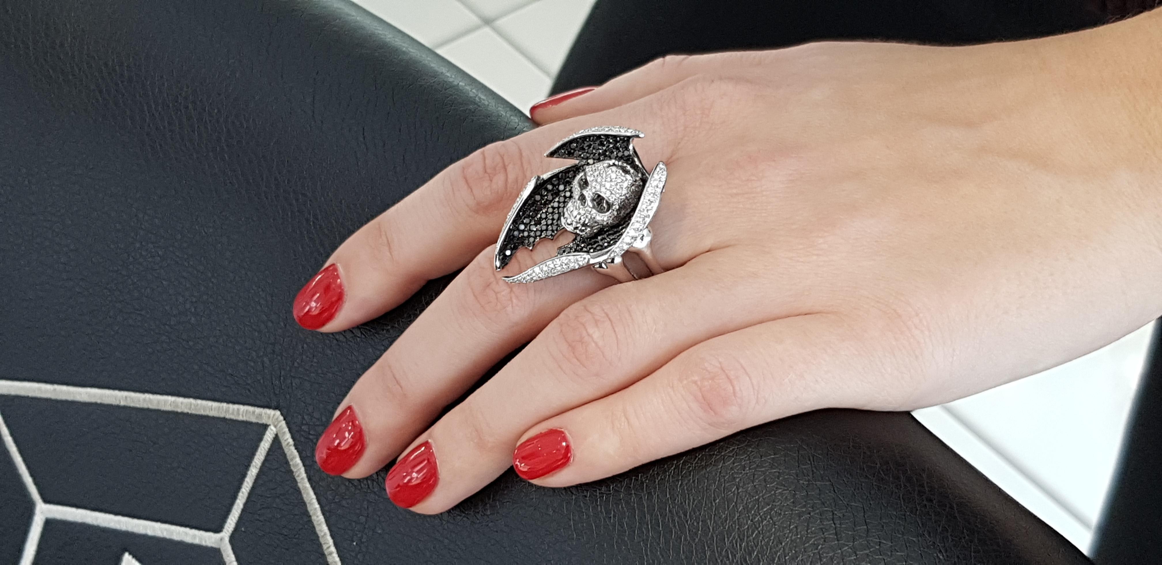 Tresor Cocktail-Skull-Ring, maßgeschneidert, 4 Karat Diamant, Schwarz-Weiß 18 Karat Gold für Damen oder Herren im Angebot