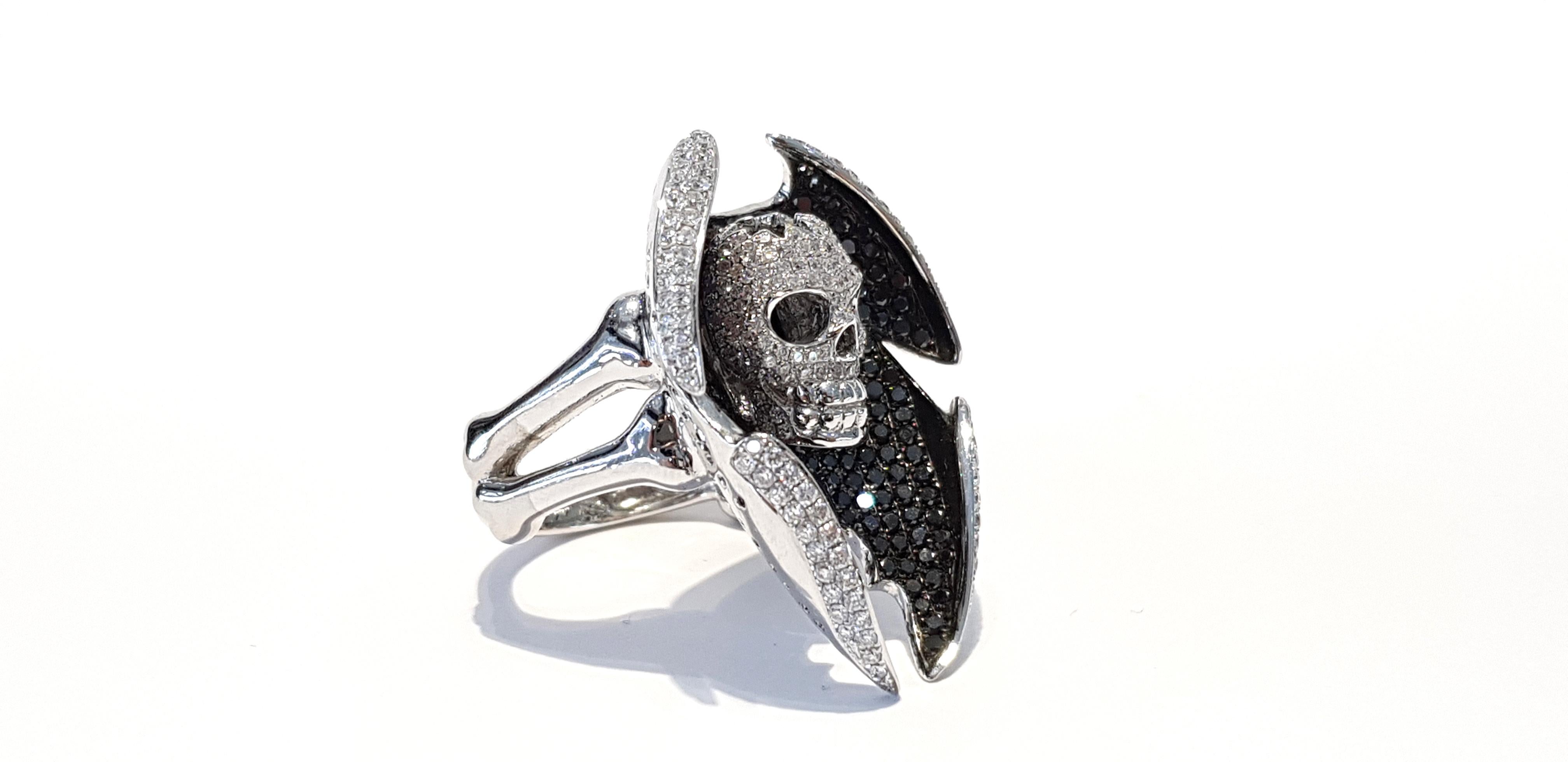 Women's or Men's Tresor Bespoke 4 Carat Diamond Black White 18 Karat Gold Cocktail Skull Ring For Sale