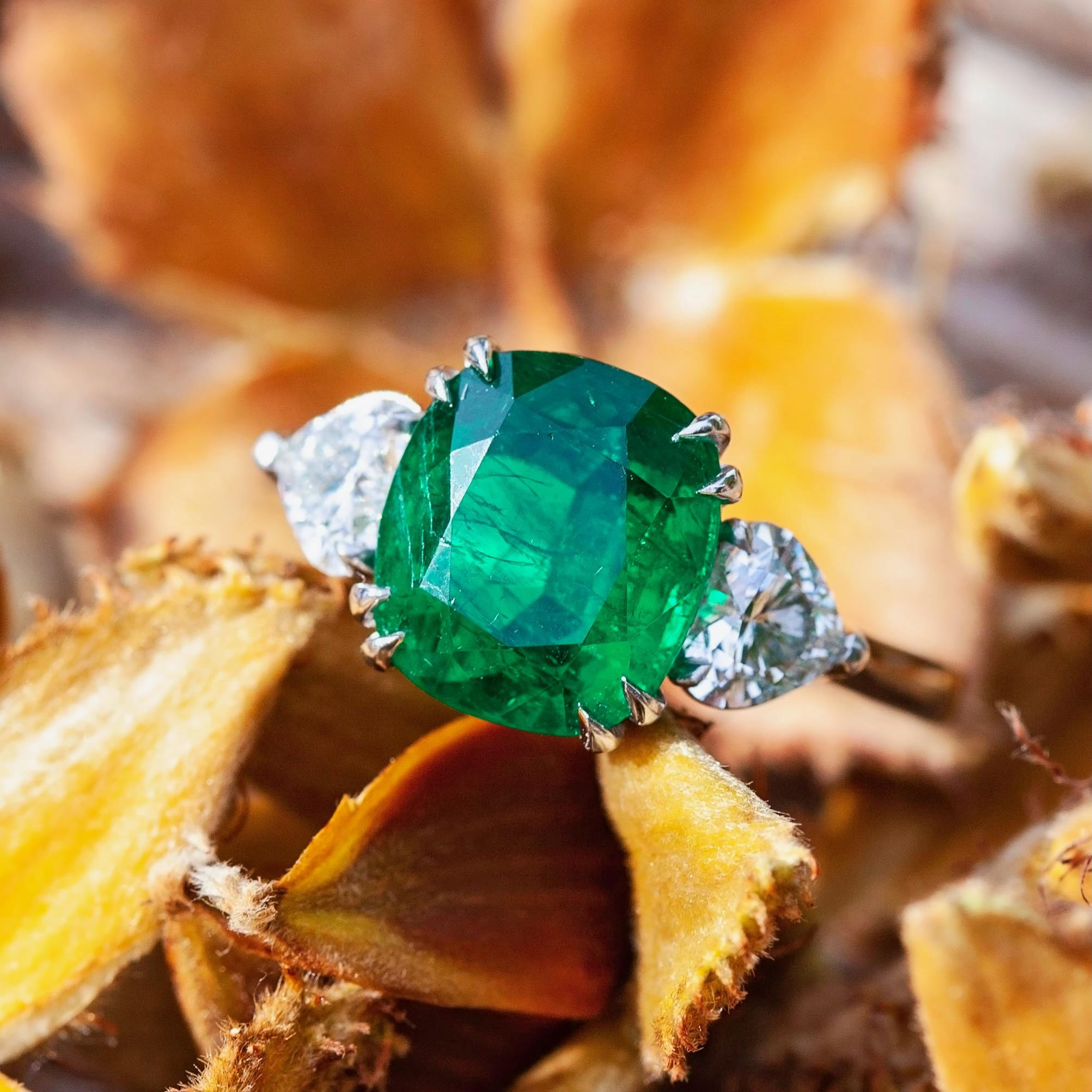 4.03 Carat Fine Color Certified Emerald and 0.82 Carat Diamond Platinum Ring For Sale