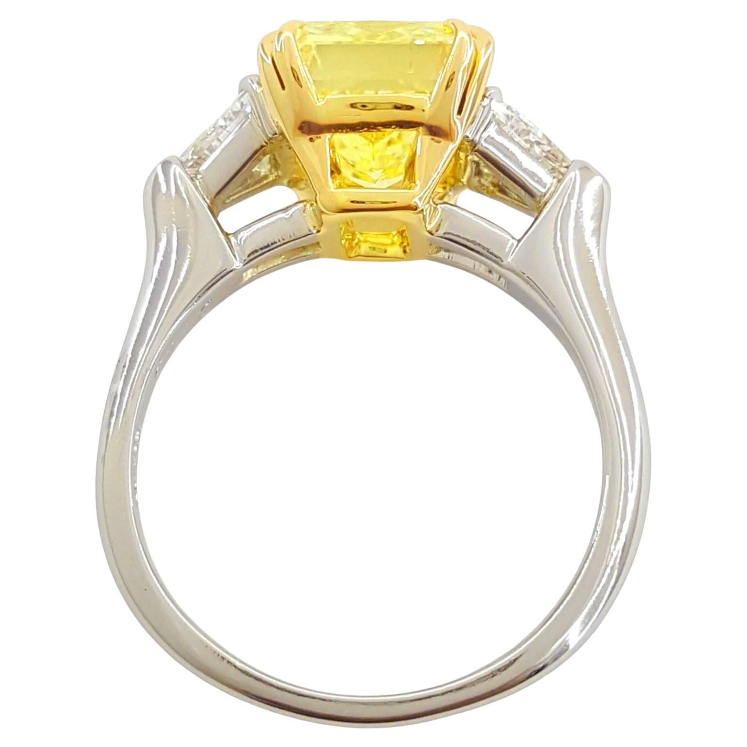 Taille radiant Bague en diamant jaune certifié GIA de 4,03 carats en vente