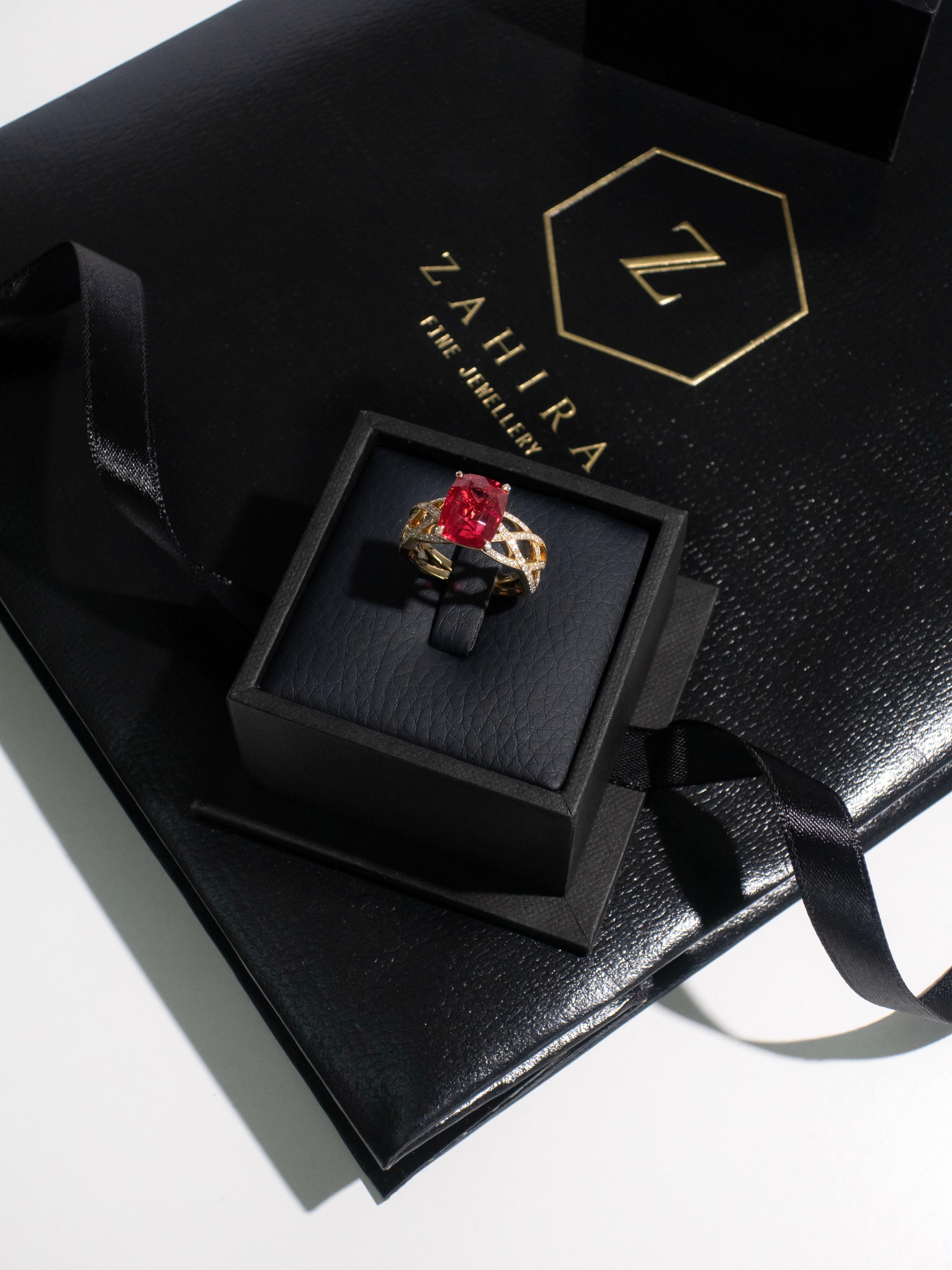 4.03 Carat Mahenge Red Spinel Ring with Diamond Braided Band in 18k Yellow Gold In New Condition For Sale In Bangkok, TH