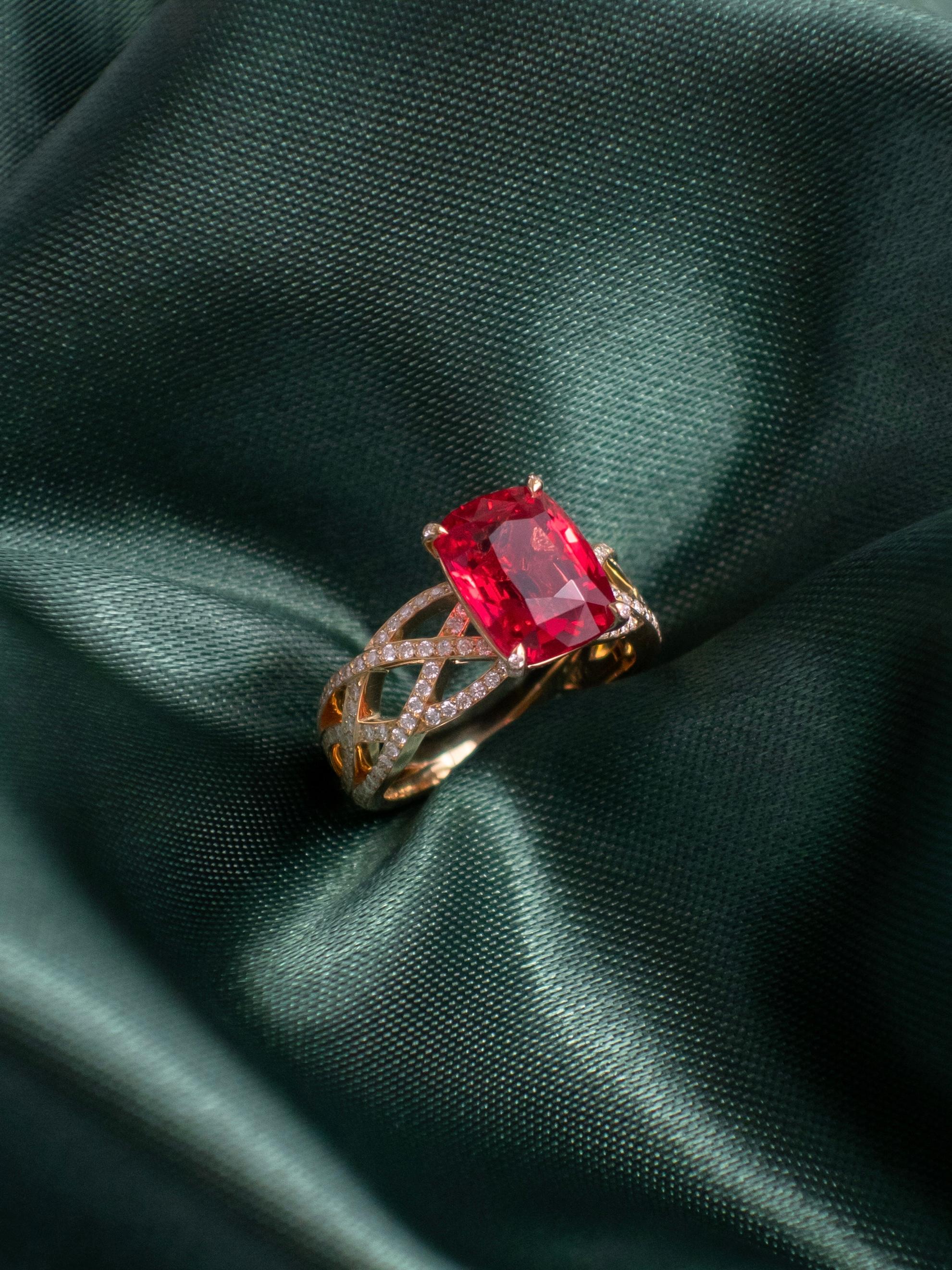 4.03 Carat Mahenge Red Spinel Ring with Diamond Braided Band in 18k Yellow Gold For Sale 1