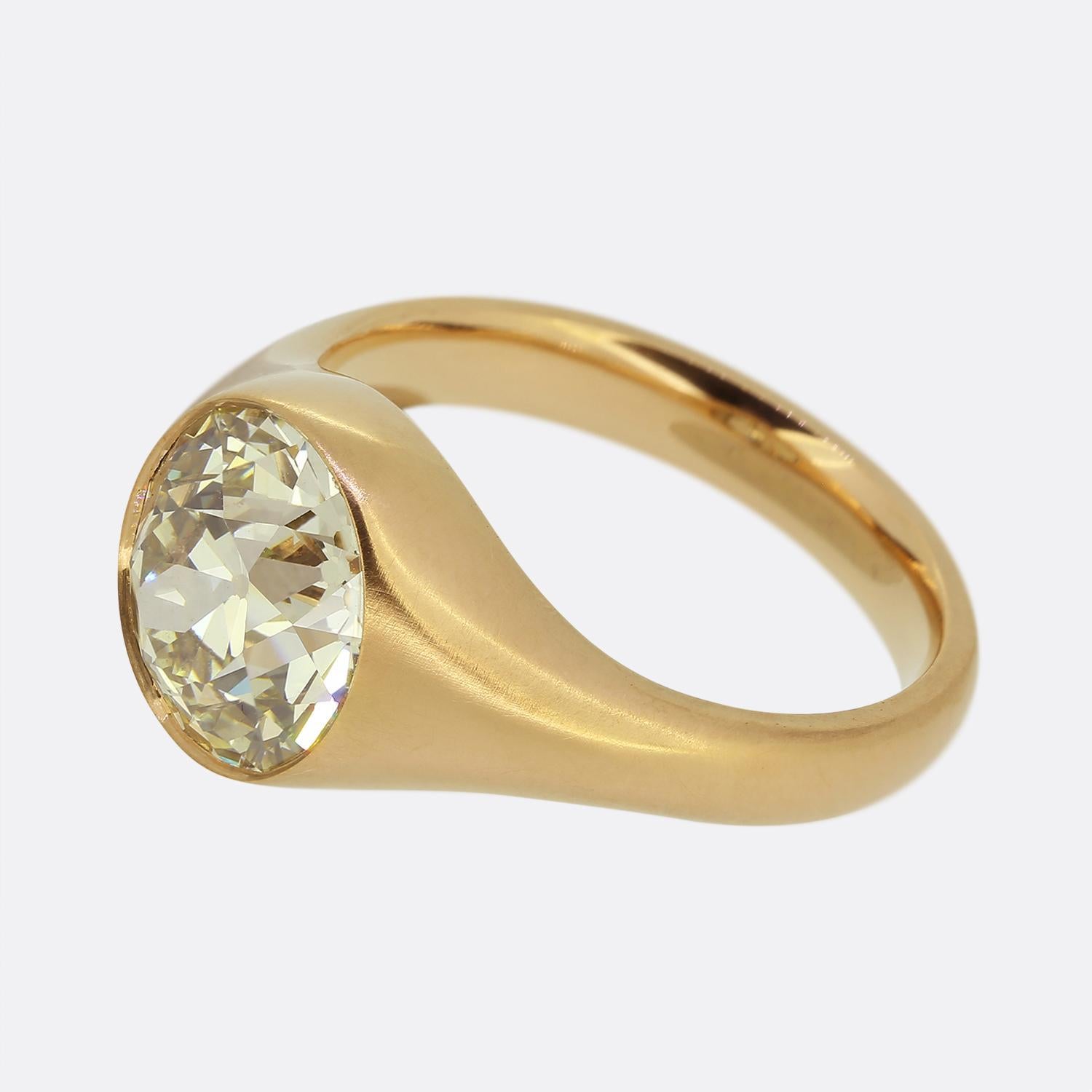Hier haben wir einen außergewöhnlichen Diamantring mit einem einzigen Stein. Dieses stilvolle Stück wurde aus reichhaltigem 22-karätigem Roségold gefertigt und verfügt über einen spektakulären 4,03-karätigen runden, facettierten Diamanten mit altem