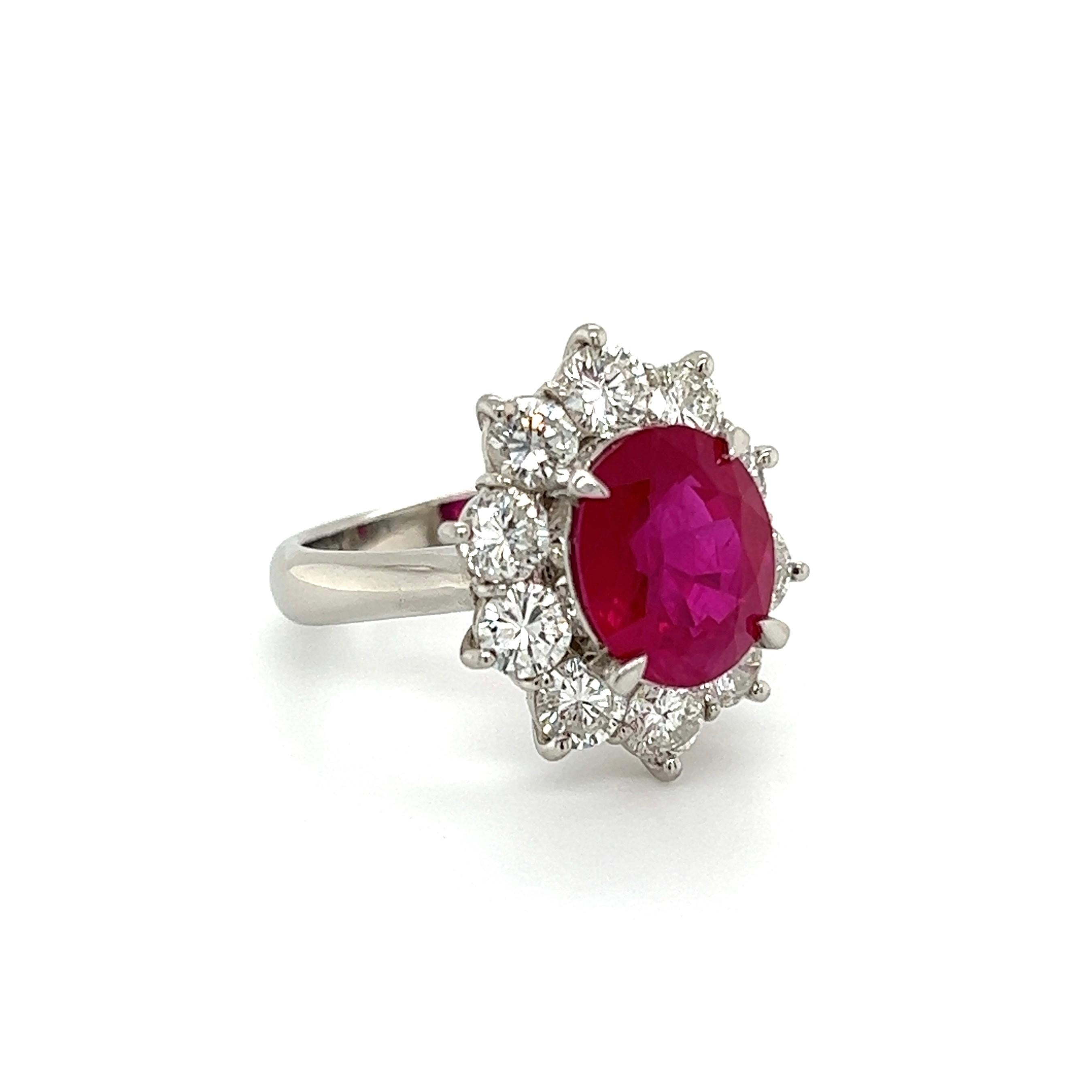 Semplicemente bello! Anello di platino con rubino ovale GIA e diamanti finemente dettagliato. Al centro un rubino ovale saldamente incastonato, del peso di circa 4,03 carati, GIA #6421894808. Circondato da diamanti, per un peso di circa 2.00tcw.