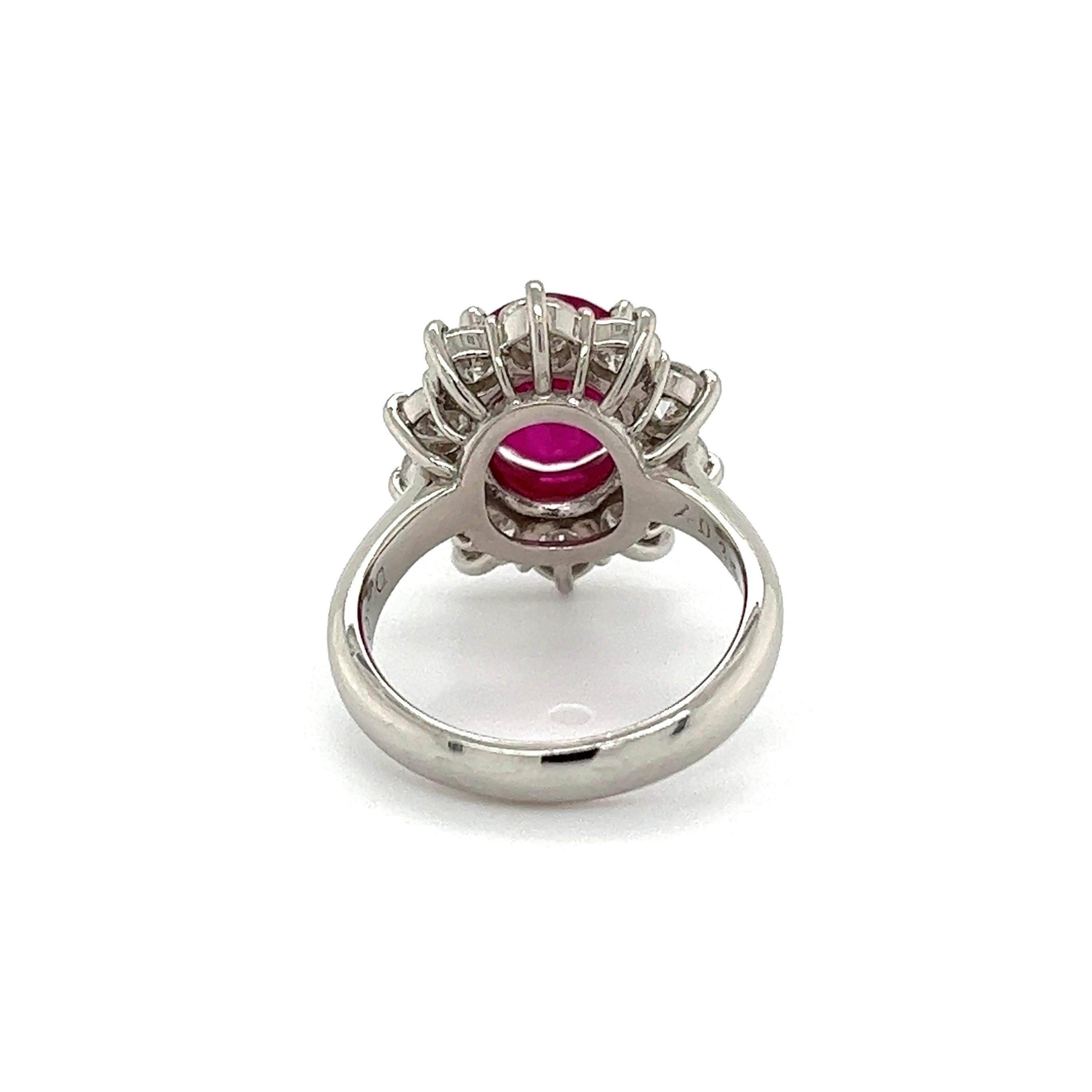 Art Déco 4,03 carati di rubino ovale GIA e diamante in platino Anello Cocktail Estate Jewelry in vendita