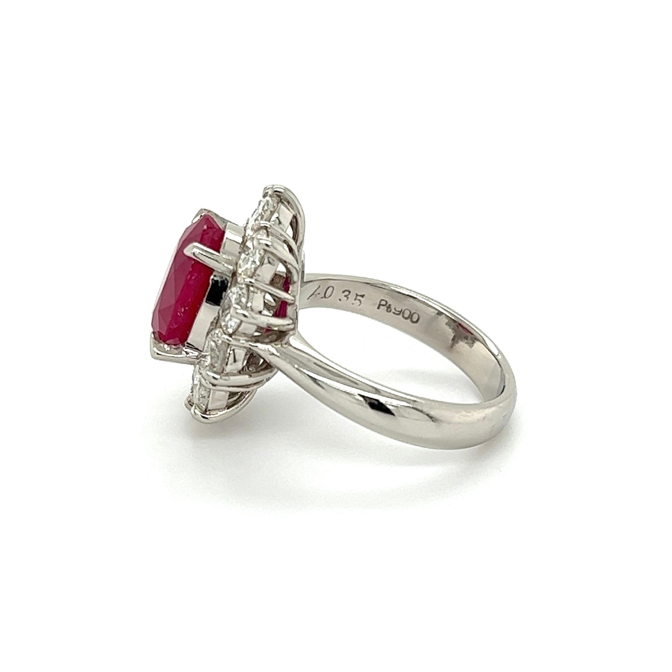 Taglio ovale 4,03 carati di rubino ovale GIA e diamante in platino Anello Cocktail Estate Jewelry in vendita