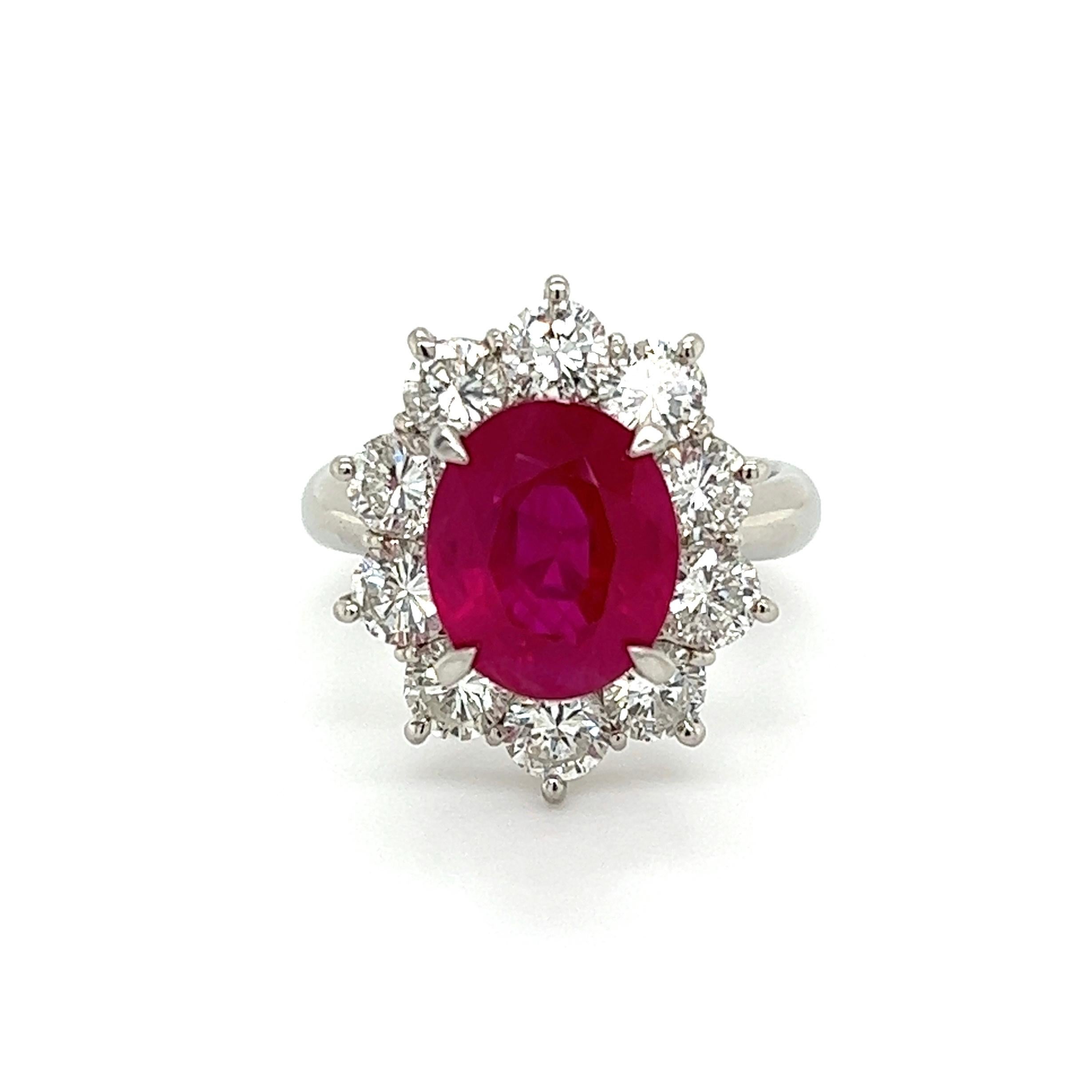 4,03 carati di rubino ovale GIA e diamante in platino Anello Cocktail Estate Jewelry In condizioni ottime in vendita a Montreal, QC