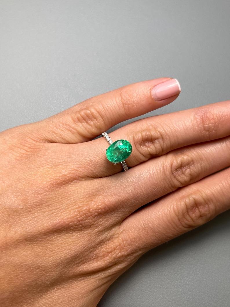 4.03 Carat Pure Green Colombian Emerald Oval Cut - May Birthstone Gem For Sale 2