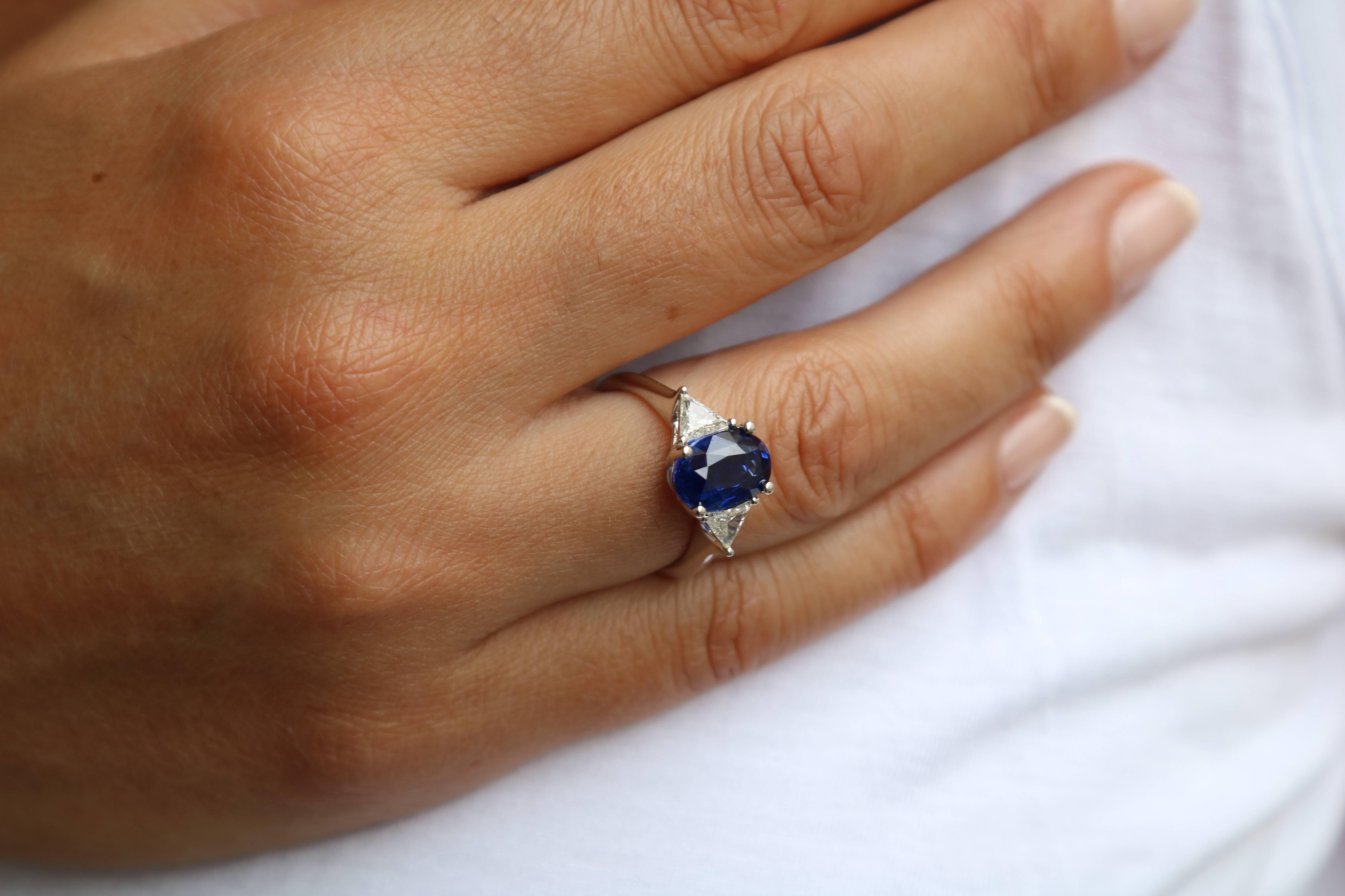 4.03 Carat Blue Sapphire Three-Stone Rings Trillion Diamonds 18K White Gold In New Condition For Sale In Istanbul, TR