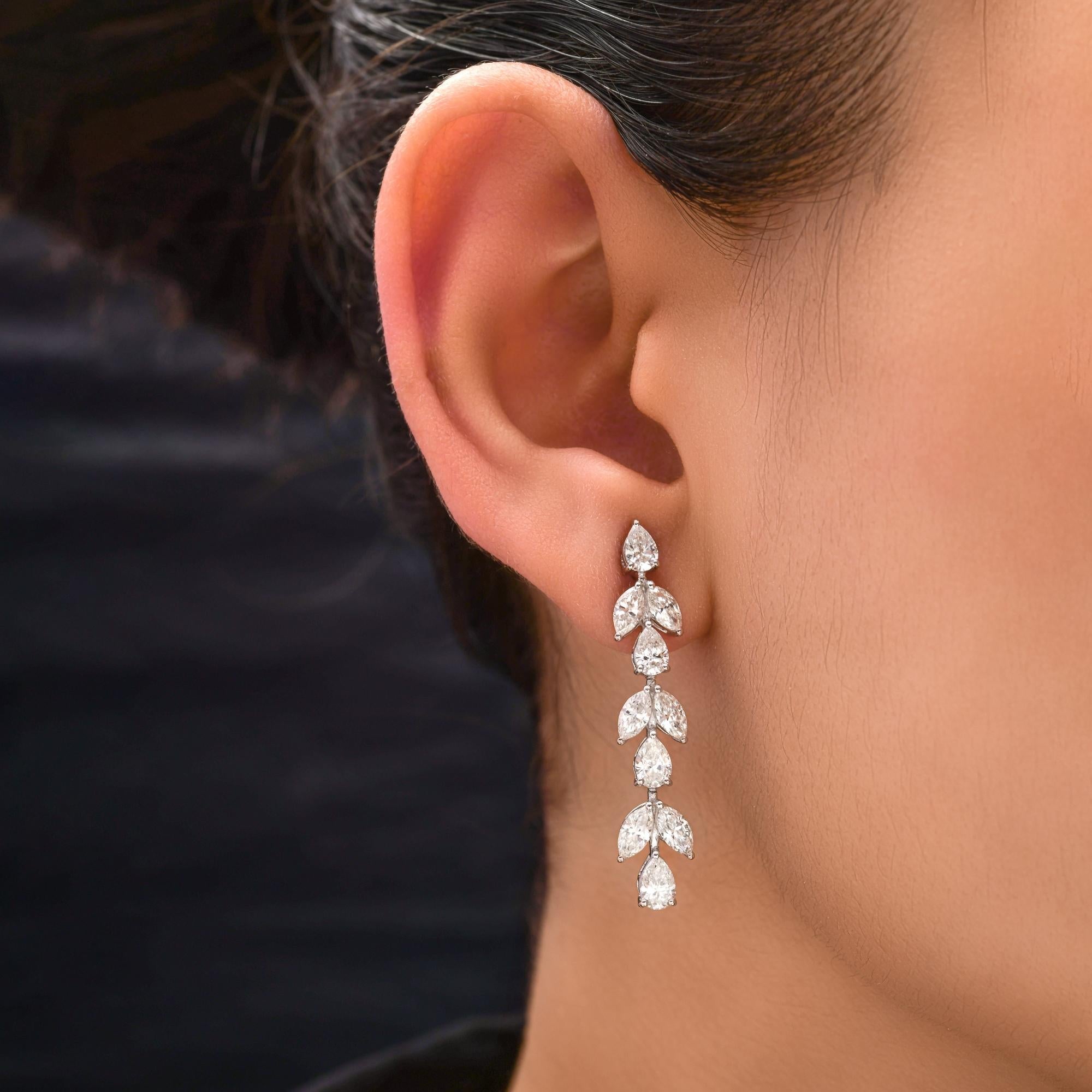 Orecchini a goccia con diamanti naturali da 4,03 carati SI/H Oro bianco 14 carati
Ogni orecchino è composto da una cascata verticale di diamanti bianchi taglio marquise e taglio pera. 
I diamanti sono un simbolo universale di eternità, forza ed