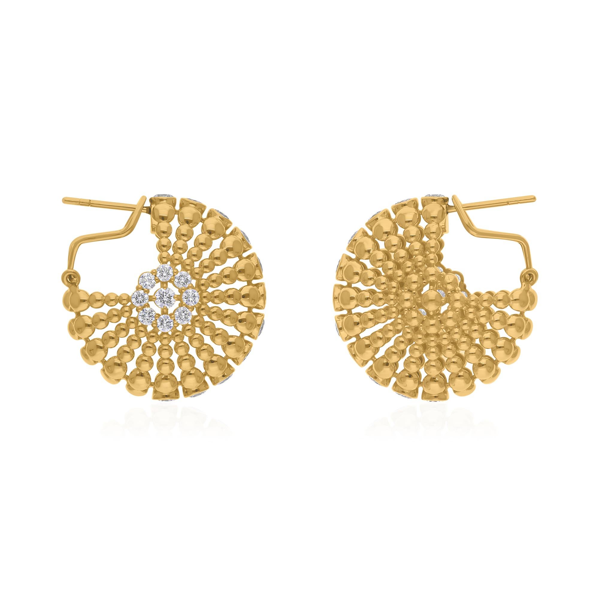 Diese exquisiten Ohrringe sind aus 18-karätigem Gold gegossen und mit 4,03 Karat funkelnden Diamanten besetzt.

FOLLOW SPECTRUM JEWELS Storefront, um die neueste Collection'S und exklusive Stücke zu sehen. Spectrum Jewels ist stolz darauf, ein Top