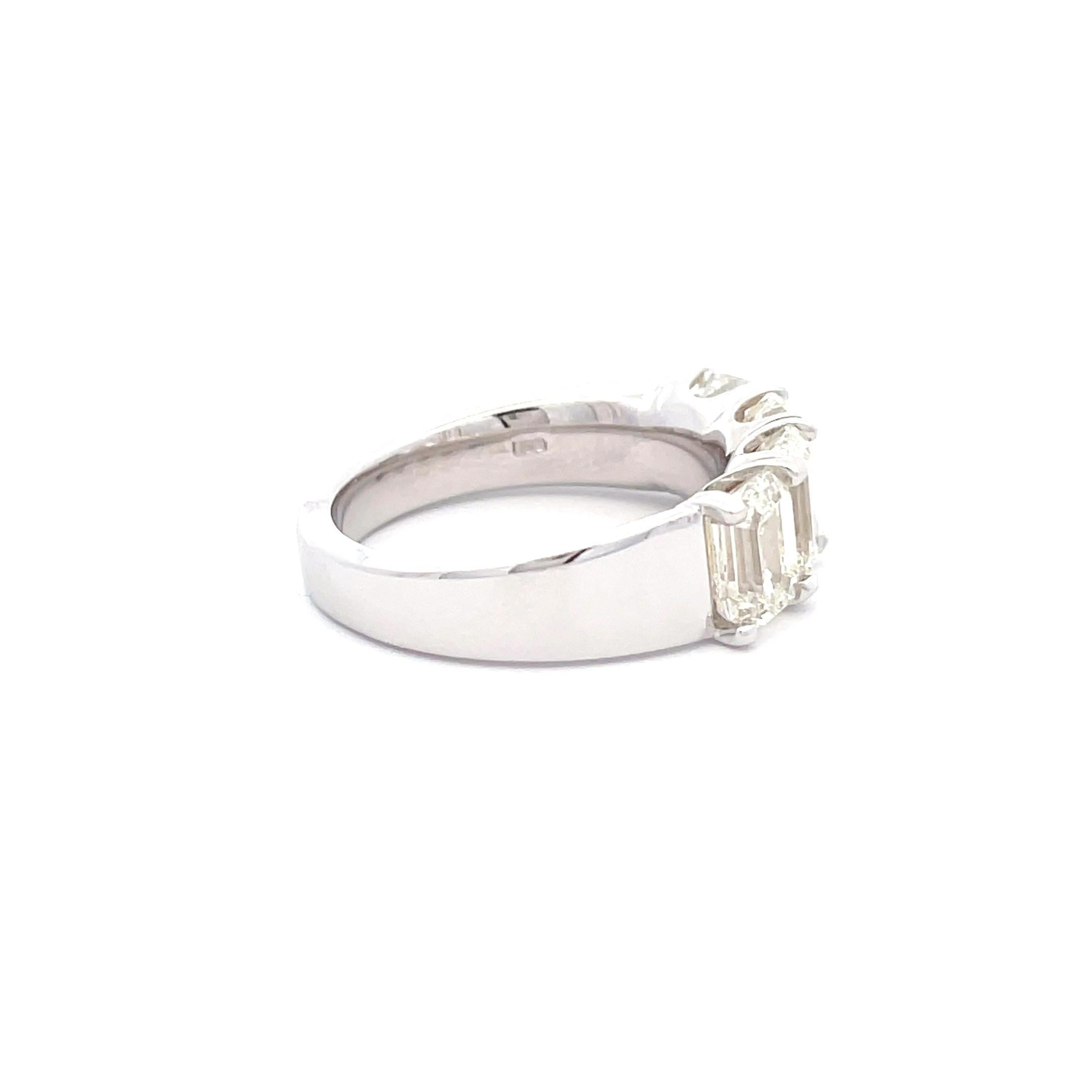 Werten Sie Ihr Ensemble mit unserem exquisiten Ring aus 18 Karat Weißgold mit 4,03 Karat weißem Diamant im Smaragdschliff auf. Dieser perfekt gearbeitete Ring besticht durch einen weißen Diamanten im Smaragdschliff, der mit seiner faszinierenden