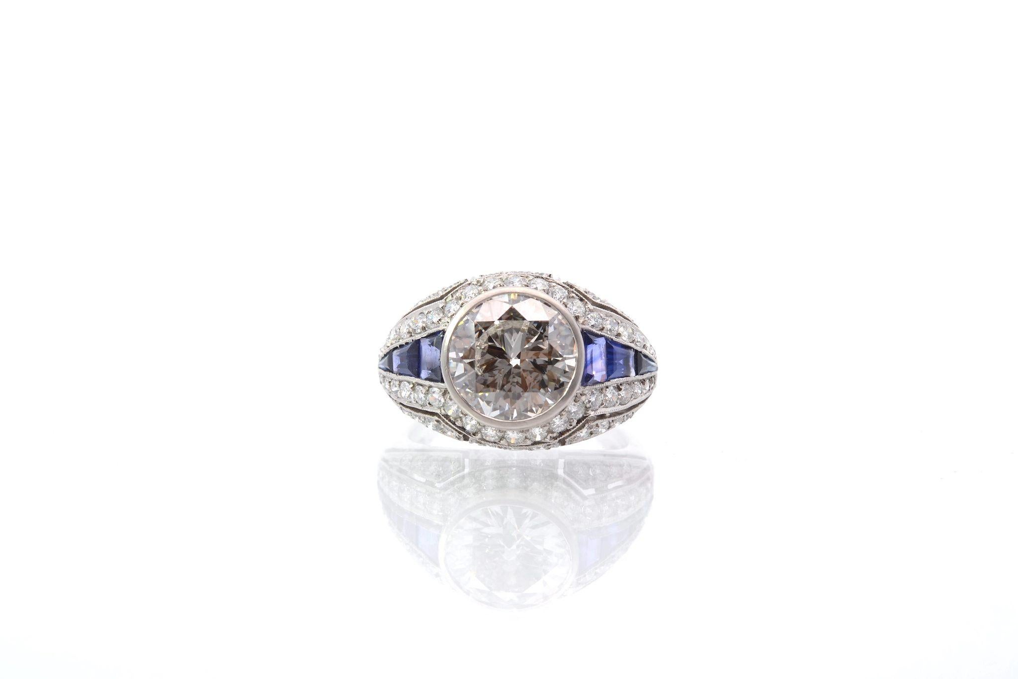 Stones: 1 brilliant-cut diamond of 4.03 cts H VVS2 HRD certificate, 6 sapphires: 1.50 cts, 62 diamonds: 1.40 cts
Material: Platinum
Weight: 8.9g
Period: Recent art deco style (handmade)
Size: 56 (free sizing)
Certificate
Ref. : 25319 25088