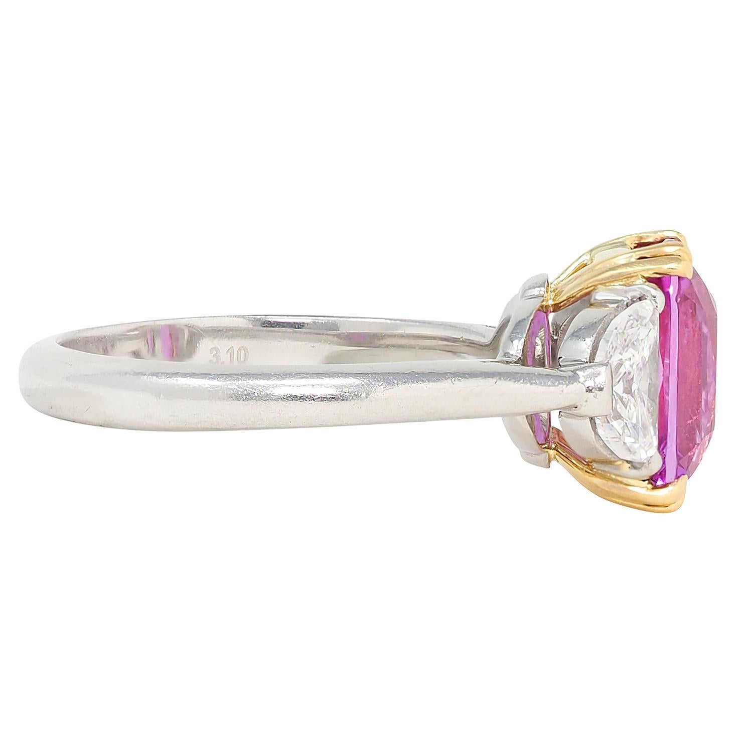 Taille coussin 4.03 CTW No Heat Pink Diamond Platinum 18K Gold Three Stone Ring (bague à trois pierres en or) en vente