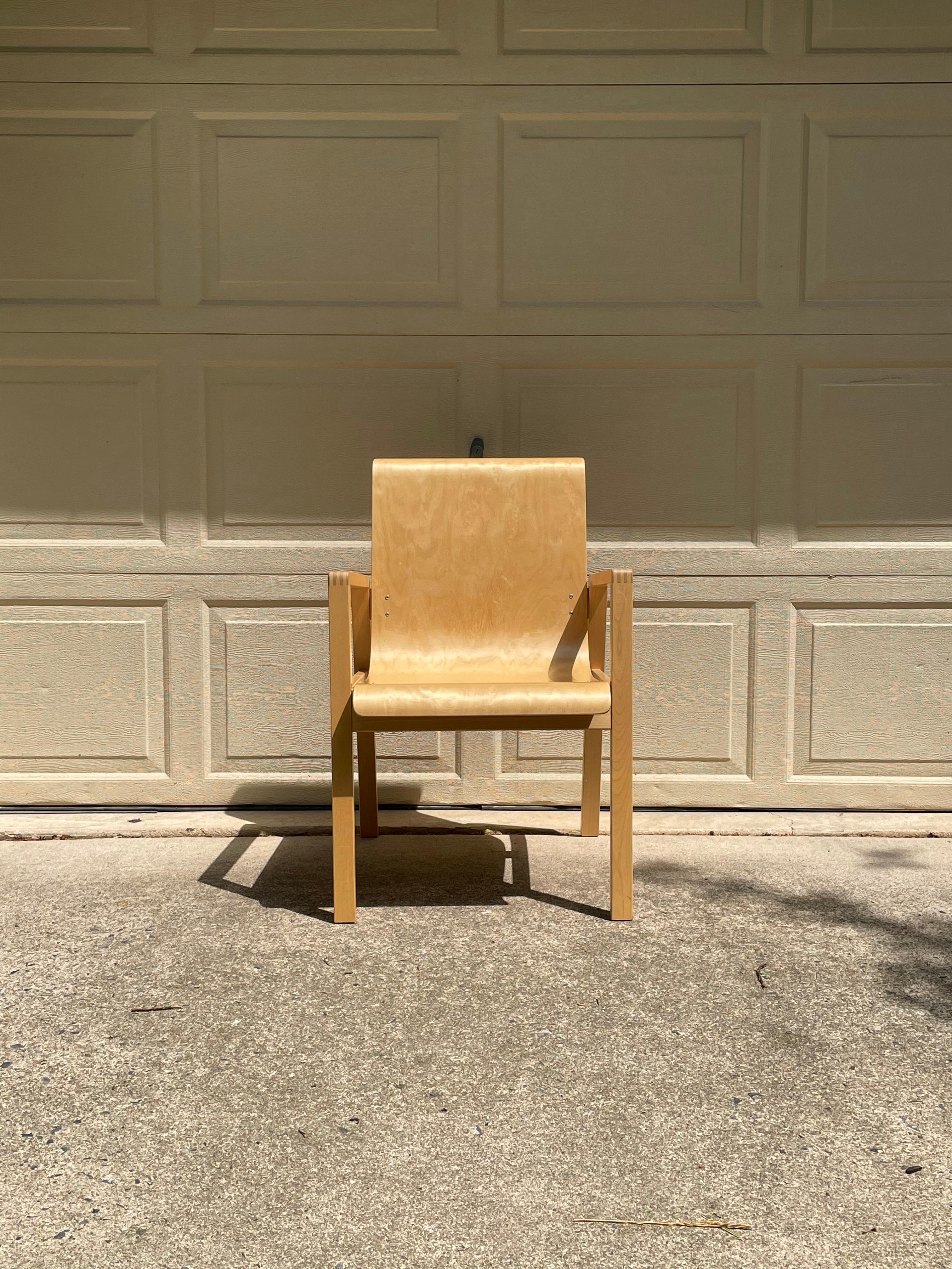 Armchair 403 “Hallway” is a stackable chair originally designed by Alvar Aalto for the Paimio Sanatorium in Finland in 1932.
Finished with a clear lacquer, the armchair’s frame is made of solid birchwood, the seat shell is formed from pressed birch