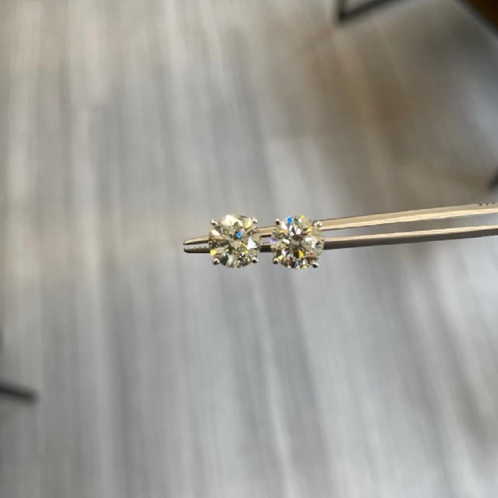 Taglio rotondo 4,03 carati totali di diamanti rotondi certificati EGL con borchie in oro bianco 14k in vendita
