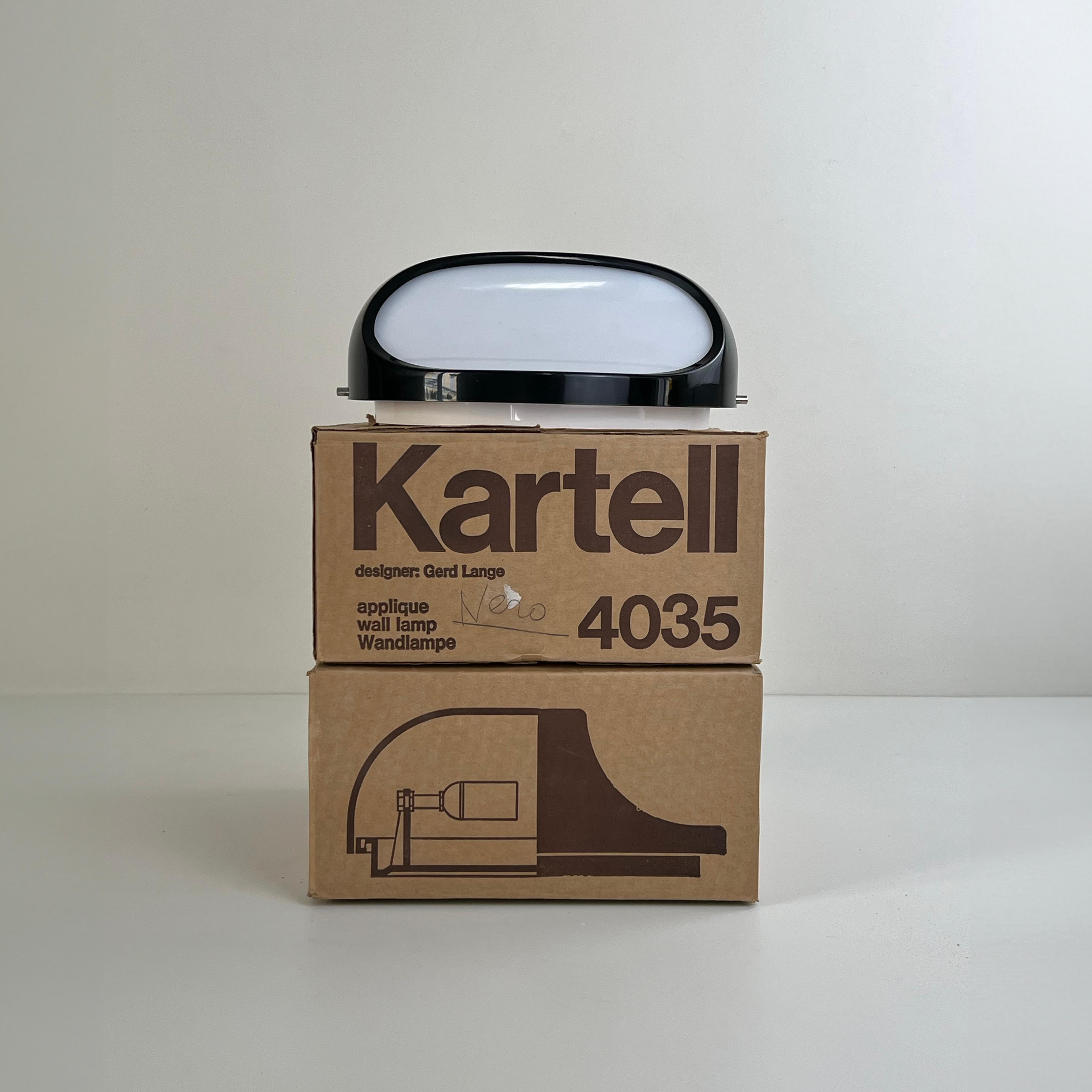 Die von Gerd Lange für Kartell entworfene 4035 Wandleuchte oder Tischleuchte ist eine verblüffende Verschmelzung von minimalistischer Eleganz und moderner Raffinesse. Mit ihren schlanken, klaren Linien und einem kräftigen, tiefschwarzen Farbton