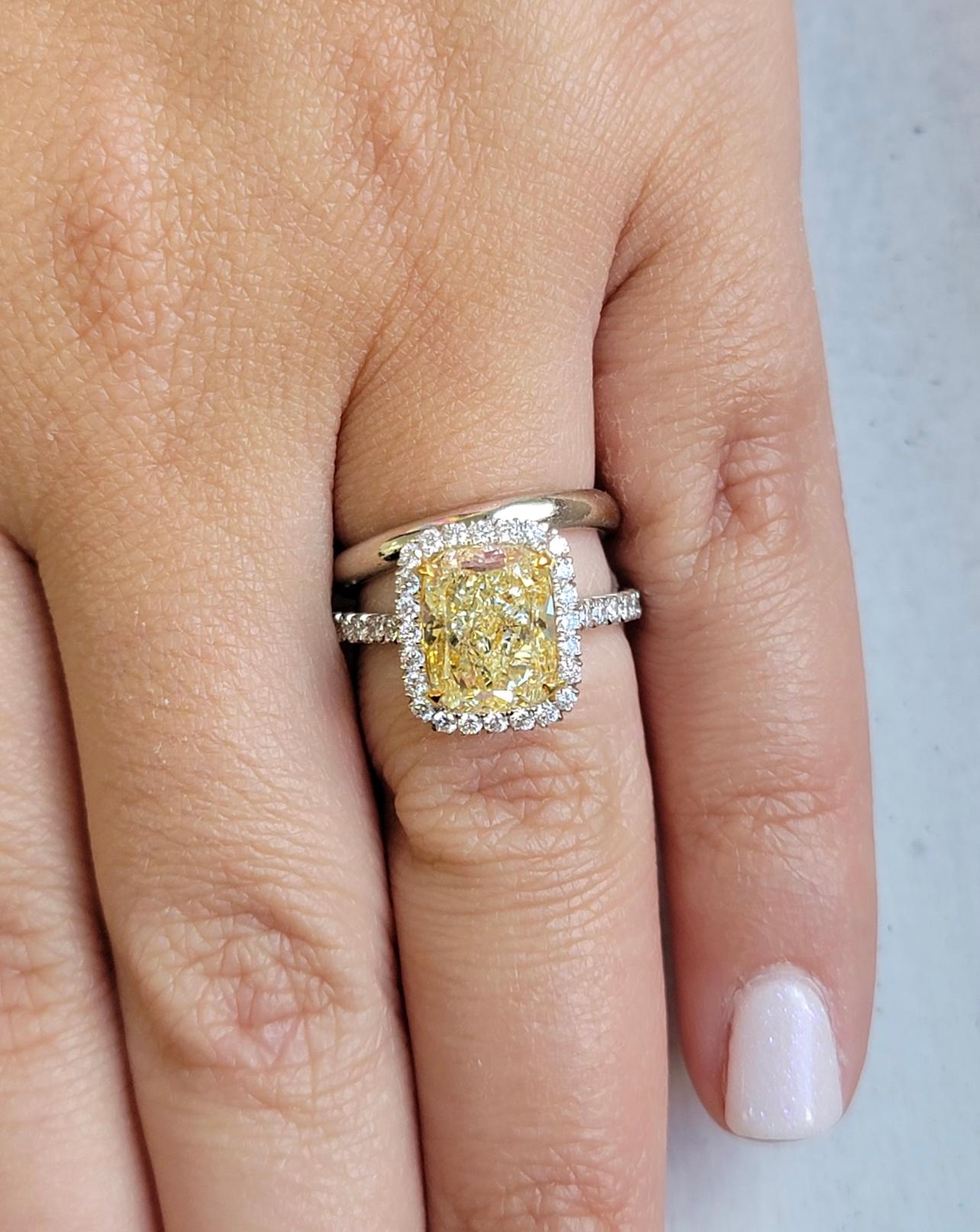 4 Carat GIA Yellow Radiant Diamond Ring In New Condition For Sale In New York, NY