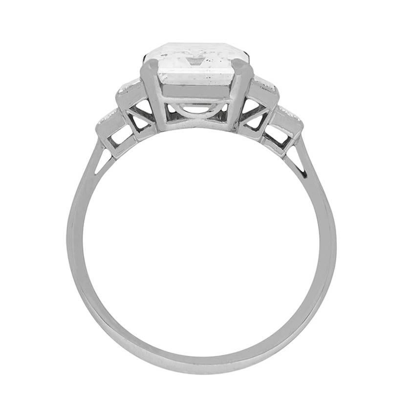 This breathtaking diamond solitaire ring dates back to the 1920s and is beautifully geometric in style. It has a centre stone weighing 4.04 carat and has been certified by EDR, an independent certification company. They have graded the stone as H in