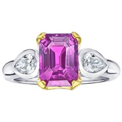 Anello di 4,04 carati con zaffiro rosa taglio smeraldo e diamanti in platino e 18 carati