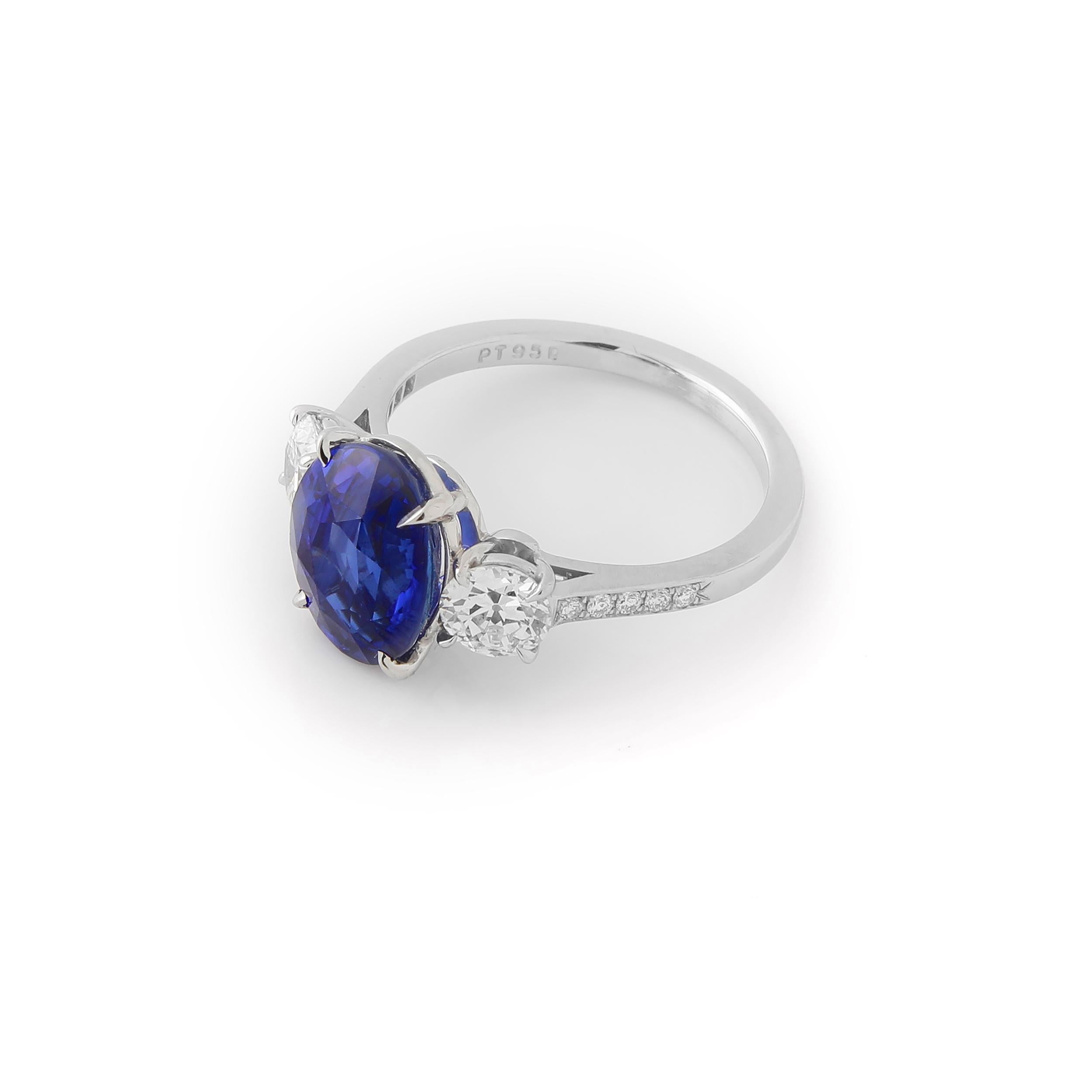 Modern Certified 4.04 Carat Sri Lankan (Ceylon) Sapphire and Diamond Ring