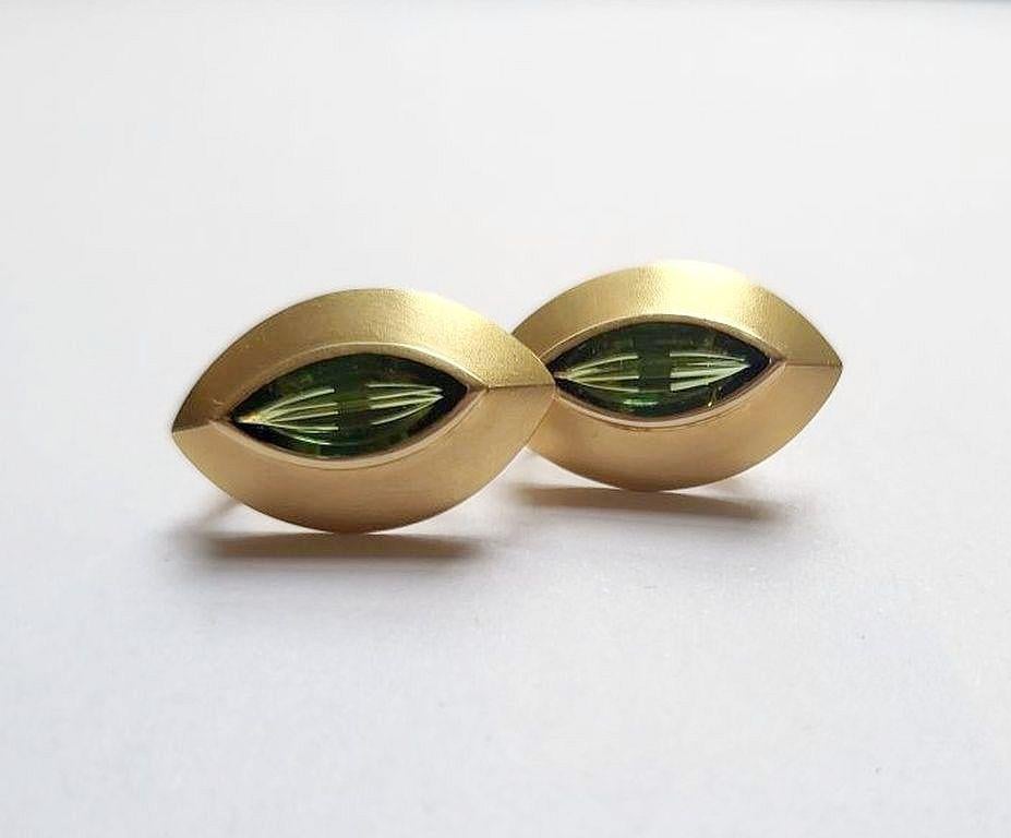 These elegant earrings by Atelier Munsteiner  will give an elegant touch to any outfit.
Made of 18 carat brushed yellow gold and green tourmalines with a total of 4,04 carats in a typical extraordinary 