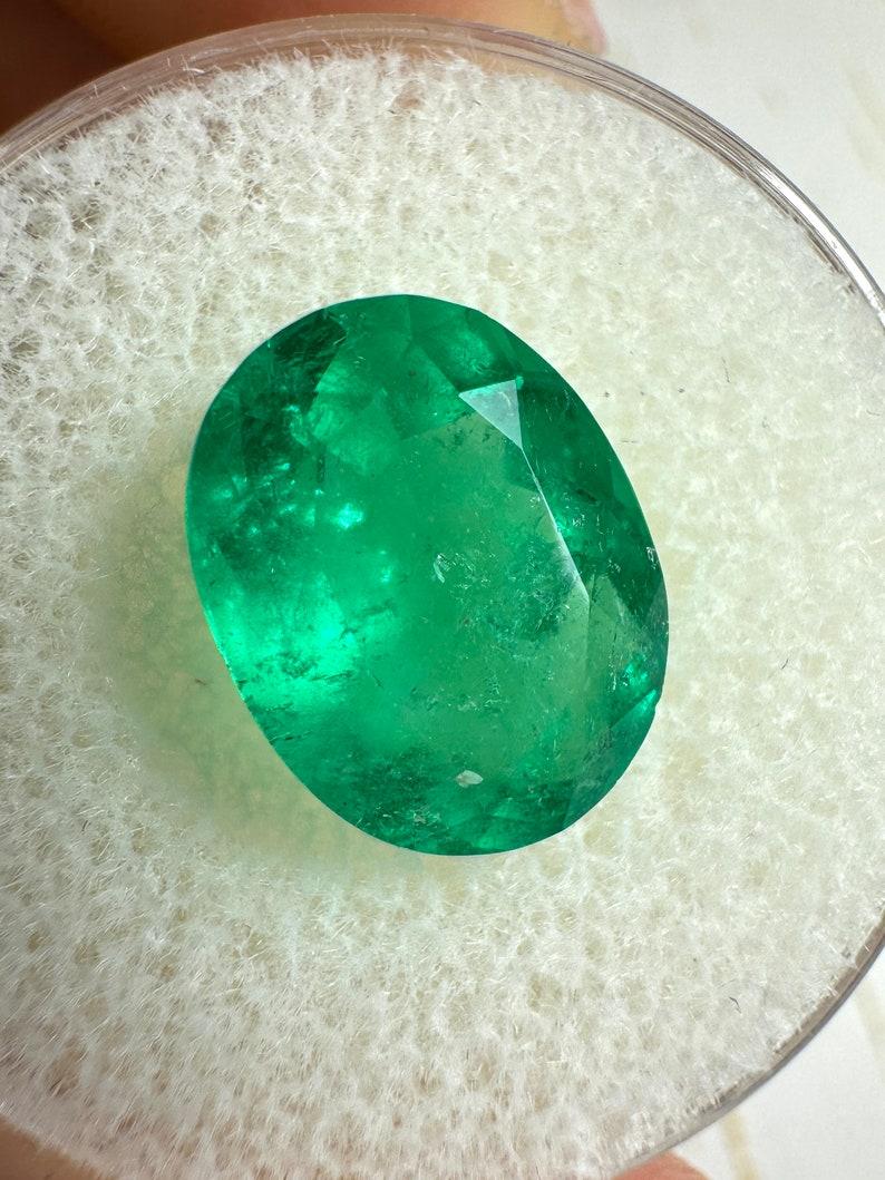Piedra: Esmeralda
Peso: 4,04 quilates
Forma: Corte Oval
Claridad: Transparente
Lustre: Muy bueno
Color: Verde amarillento
Medidas: 11,88 mm x 9,27 mm x 6,12 mm
Origen geográfico: Colombia
Tratamiento: Natural, Engrasado

Observaciones: Debido a sus