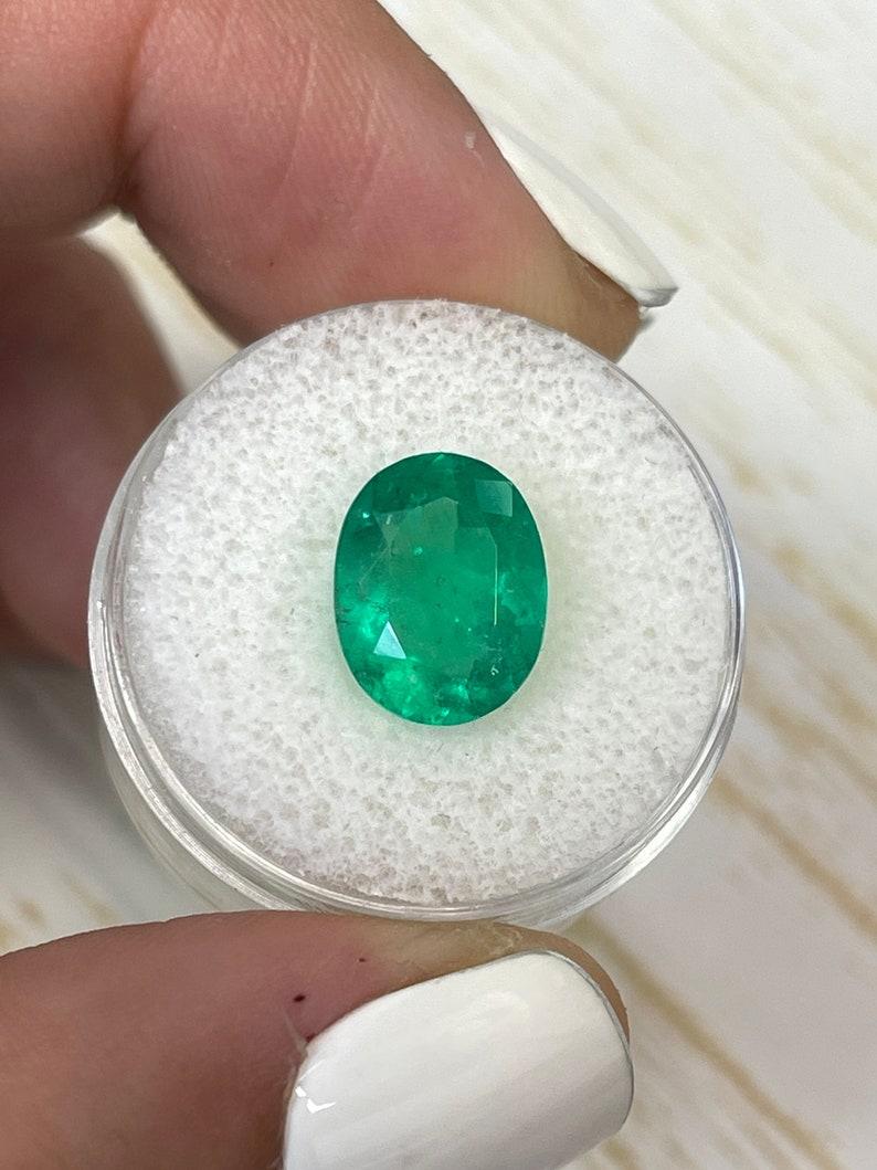 Esmeralda colombiana verde amarillenta de 4.04 quilates talla oval - Gema del mes de mayo Moderno en venta