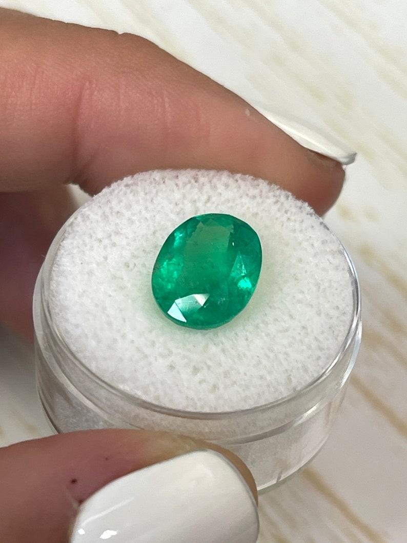 Esmeralda colombiana verde amarillenta de 4.04 quilates talla oval - Gema del mes de mayo Corte oval en venta
