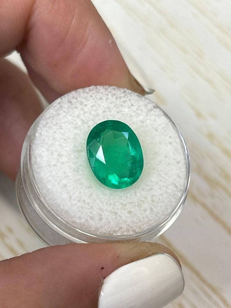Esmeralda colombiana verde amarillenta de 4.04 quilates talla oval - Gema del mes de mayo en Nuevo estado para la venta en Jupiter, FL