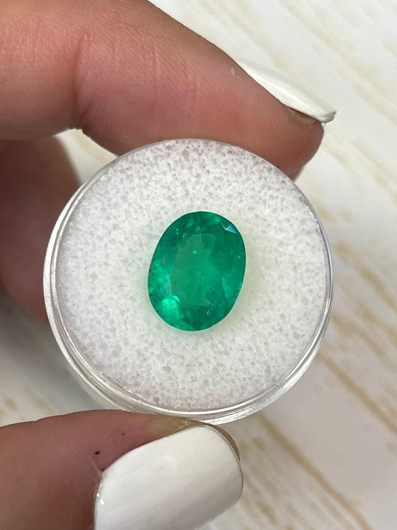 Femenino o masculino Esmeralda colombiana verde amarillenta de 4.04 quilates talla oval - Gema del mes de mayo en venta