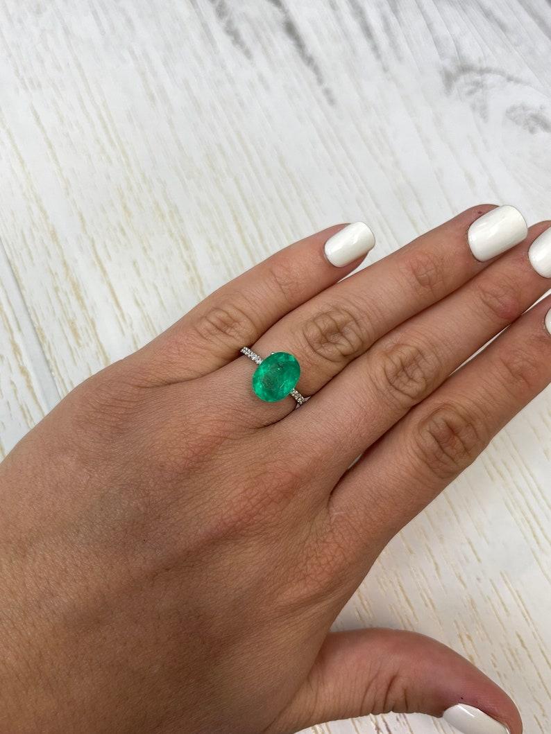 Esmeralda colombiana verde amarillenta de 4.04 quilates talla oval - Gema del mes de mayo en venta 2