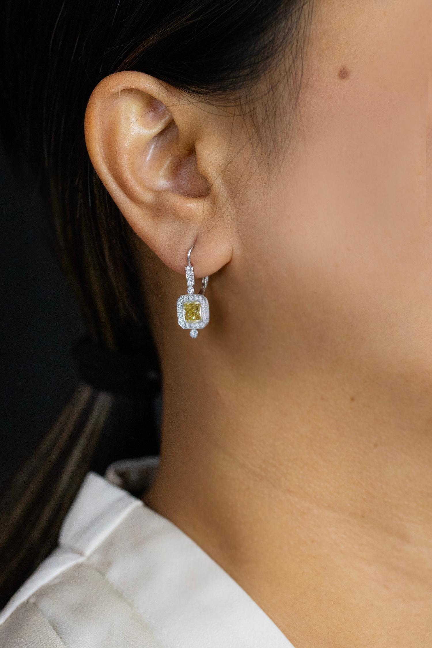 Taille radiant Pendants d'oreilles fantaisie en diamant jaune de 4,04 carats au total, certifié GIA en vente