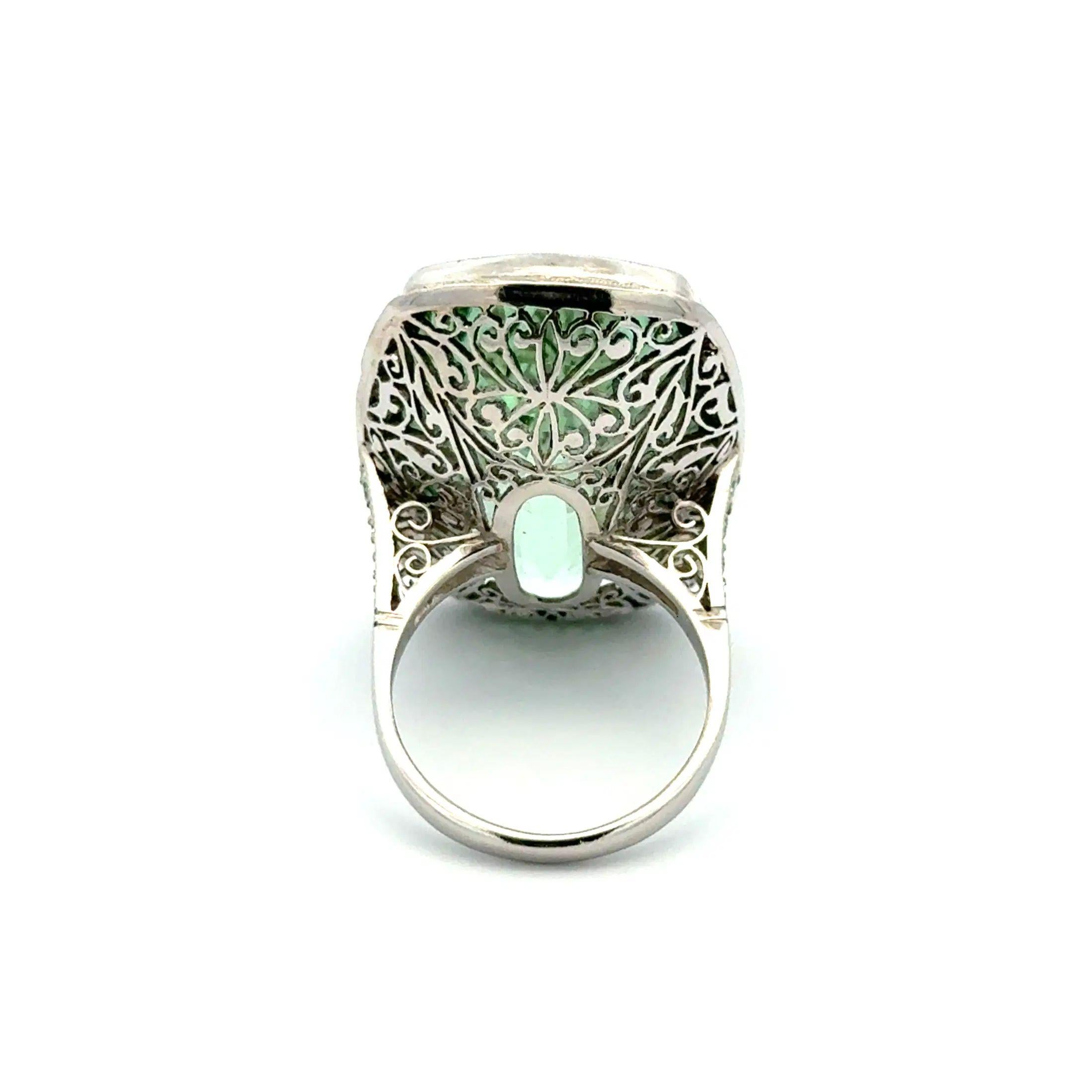40.42 Carat Rectangular Cushion Green Aquamarine and OEC Diamond Platinum Ring Excellent état - En vente à Montreal, QC