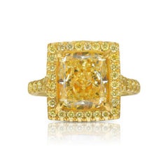 4,04ct Anillo de compromiso de diamantes con halo de talla cojín alargado todo amarillo