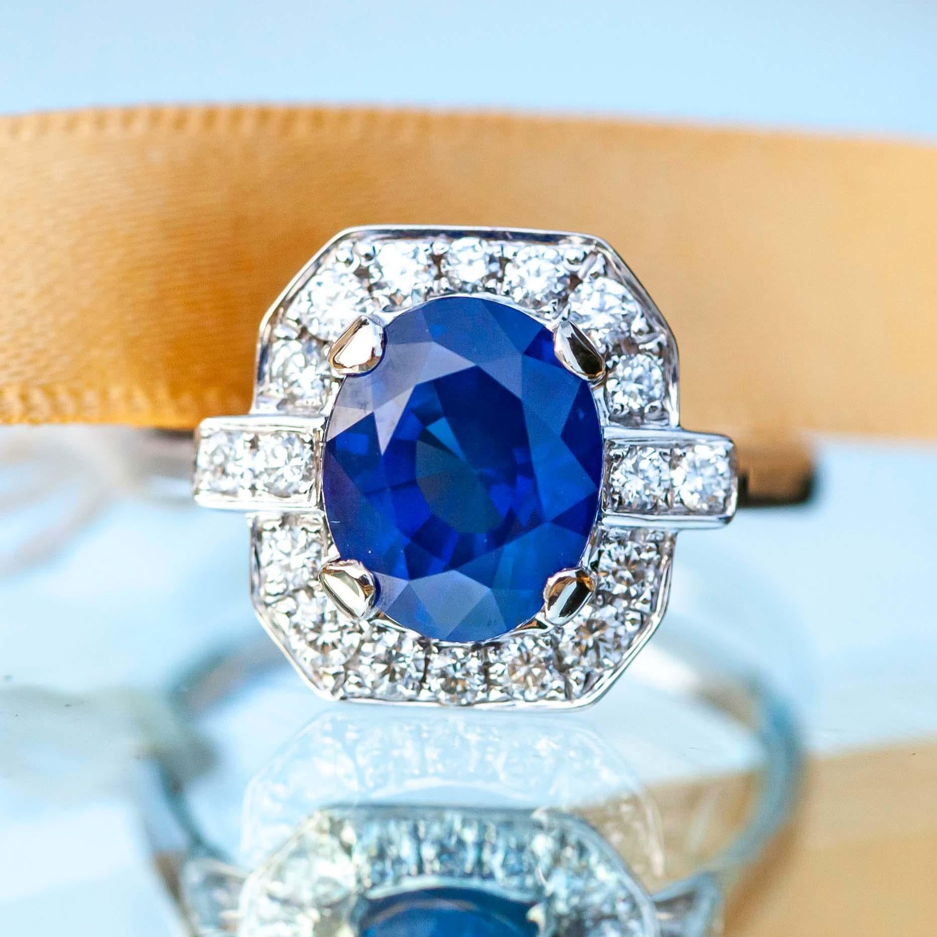 4,04ct Certified Oval Royal Blue Sapphire & 0,45ct Diamond 18ct White Gold Ring im Angebot