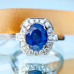 Bague en or blanc 18 carats, saphir bleu roi ovale certifié 4,04 carats et diamant 0,45 carat