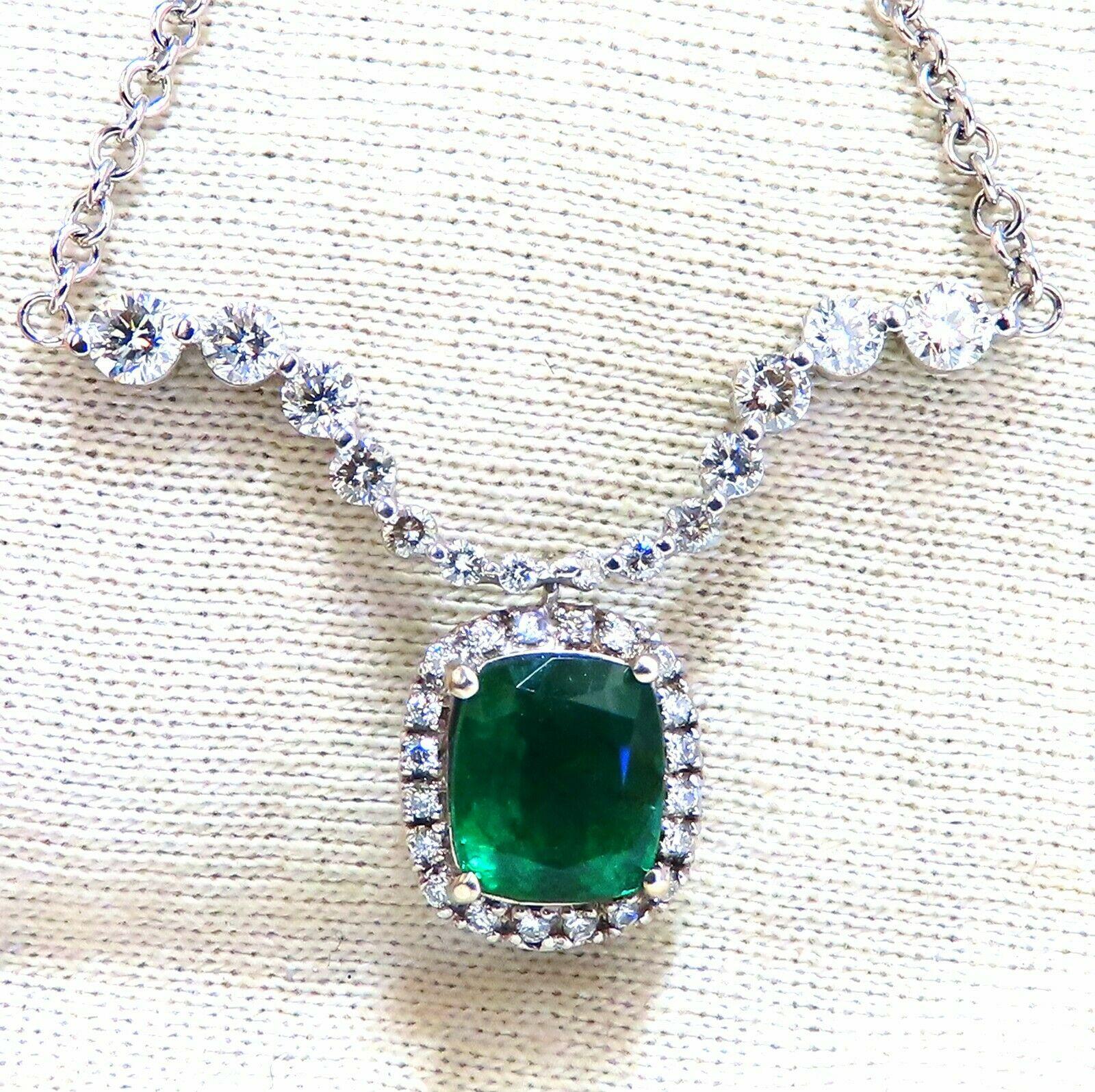 4.04ct. Collier d'émeraudes naturelles et de diamants de 1,50ct.

Vert vif, excellent lustre

clarté et transparence

10.2 x 8,8 mm

Diamants : Couleur G, pureté 2

11.2 grammes

or blanc 14kt

Le pendentif mesure : 1.06 pouces de long

collier de