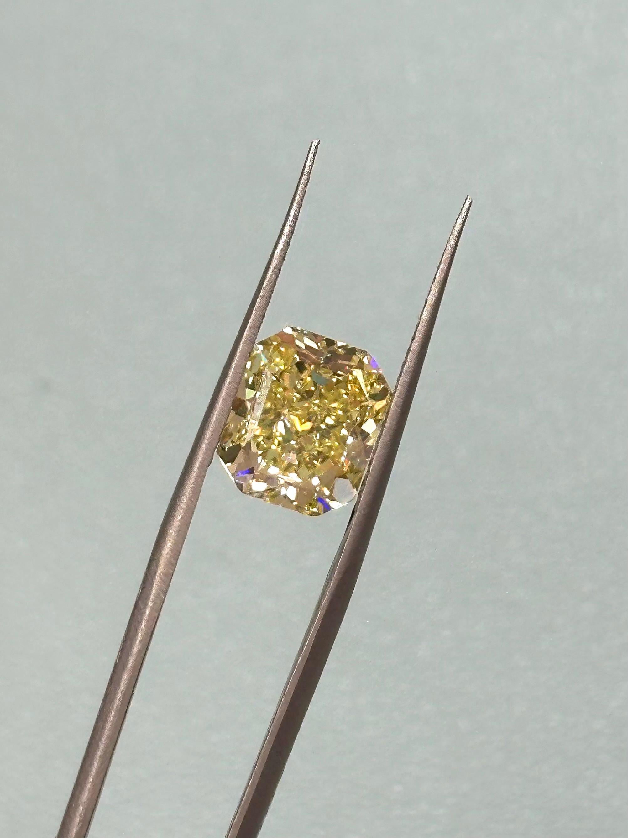 4,04cts Fancy Intense Yellow VS1 Cut-cornered Rectangular Diamond mit GIA Zertifikat 