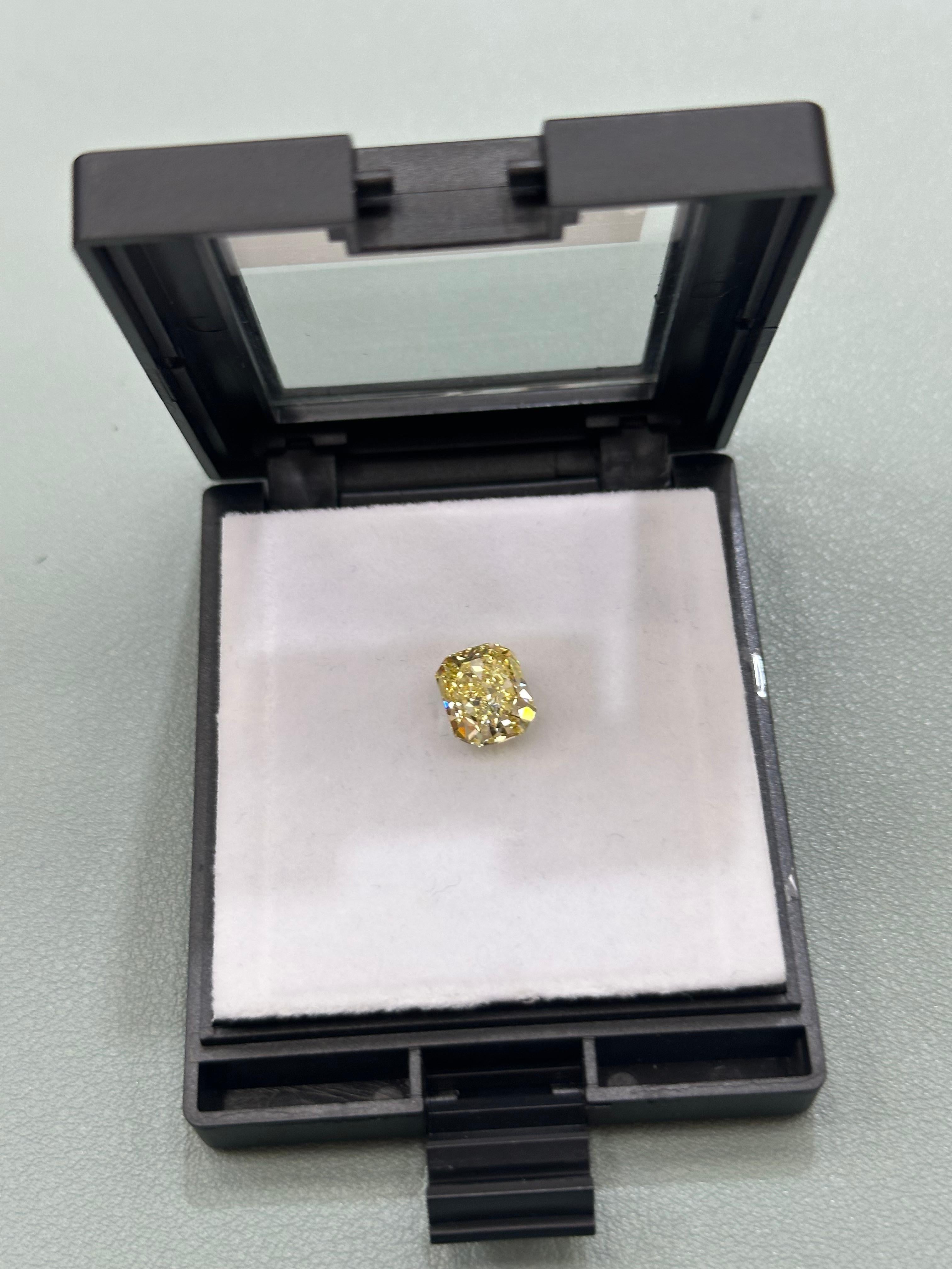 4,04cts Fancy Intense Yellow VS1 Schliff-rechteckiger Diamant (Radiantschliff) im Angebot