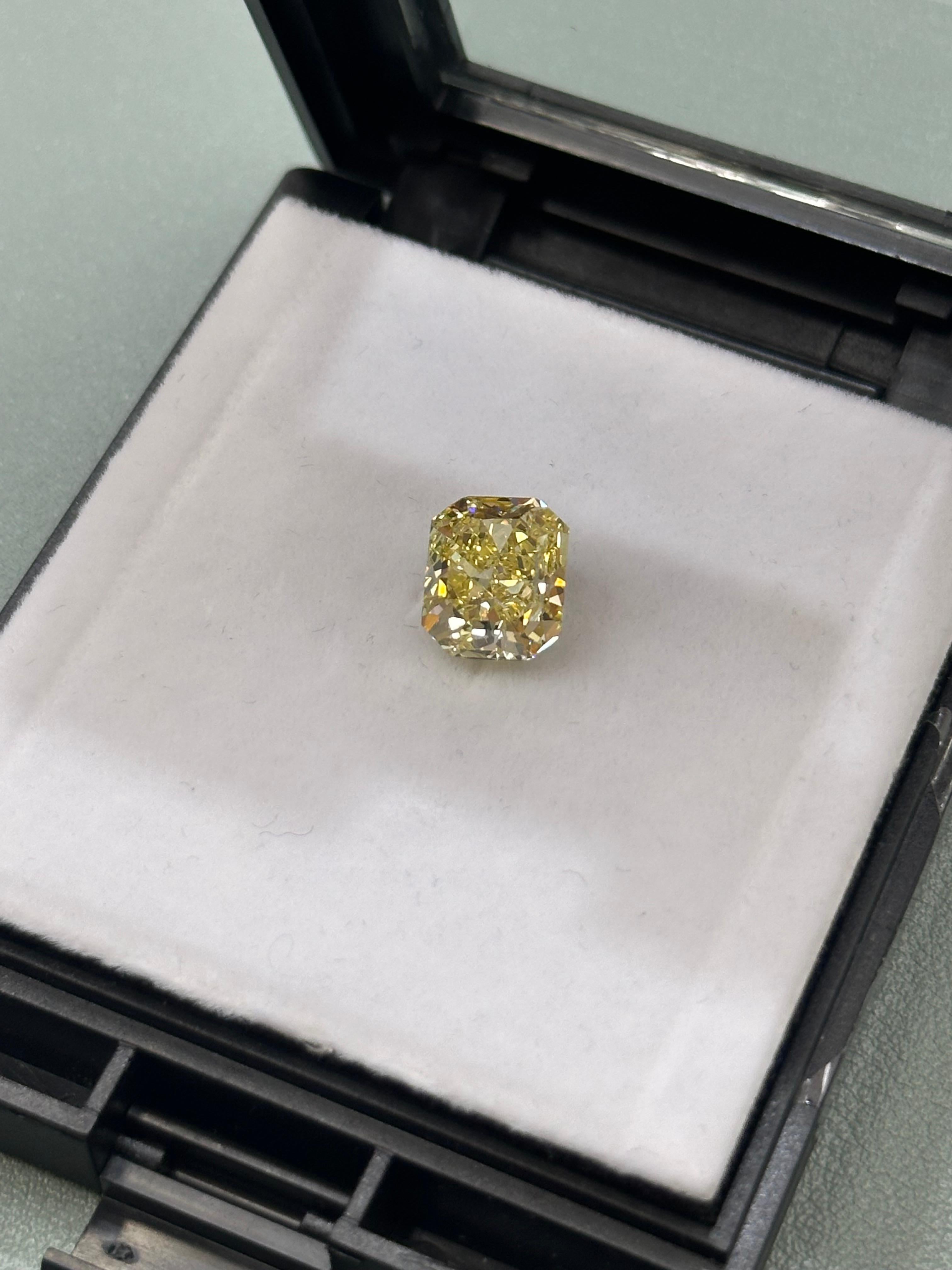 4,04cts Fancy Intense Yellow VS1 Schliff-rechteckiger Diamant im Zustand „Neu“ im Angebot in New York, NY