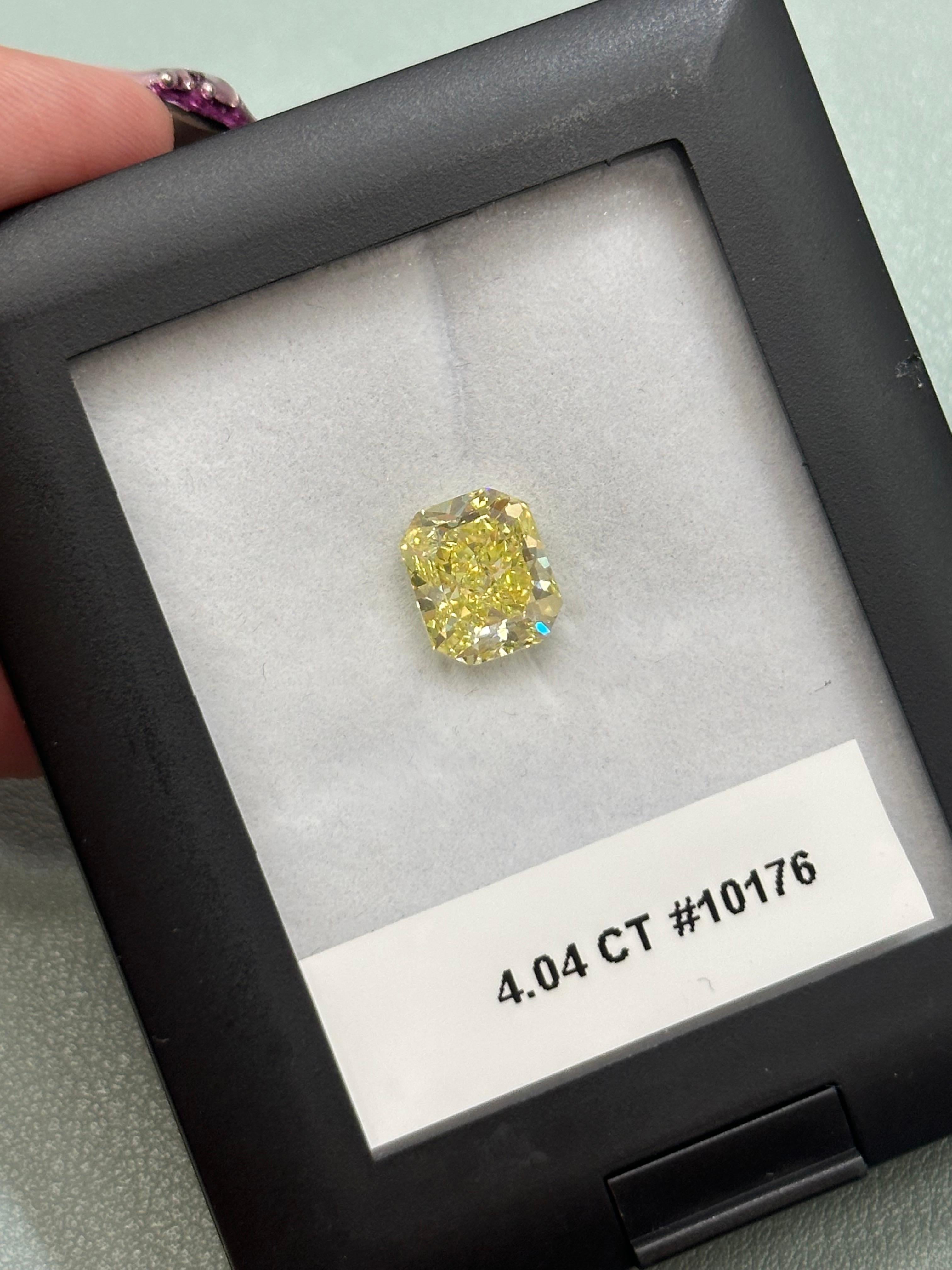 4,04cts Fancy Intense Yellow VS1 Schliff-rechteckiger Diamant für Damen oder Herren im Angebot