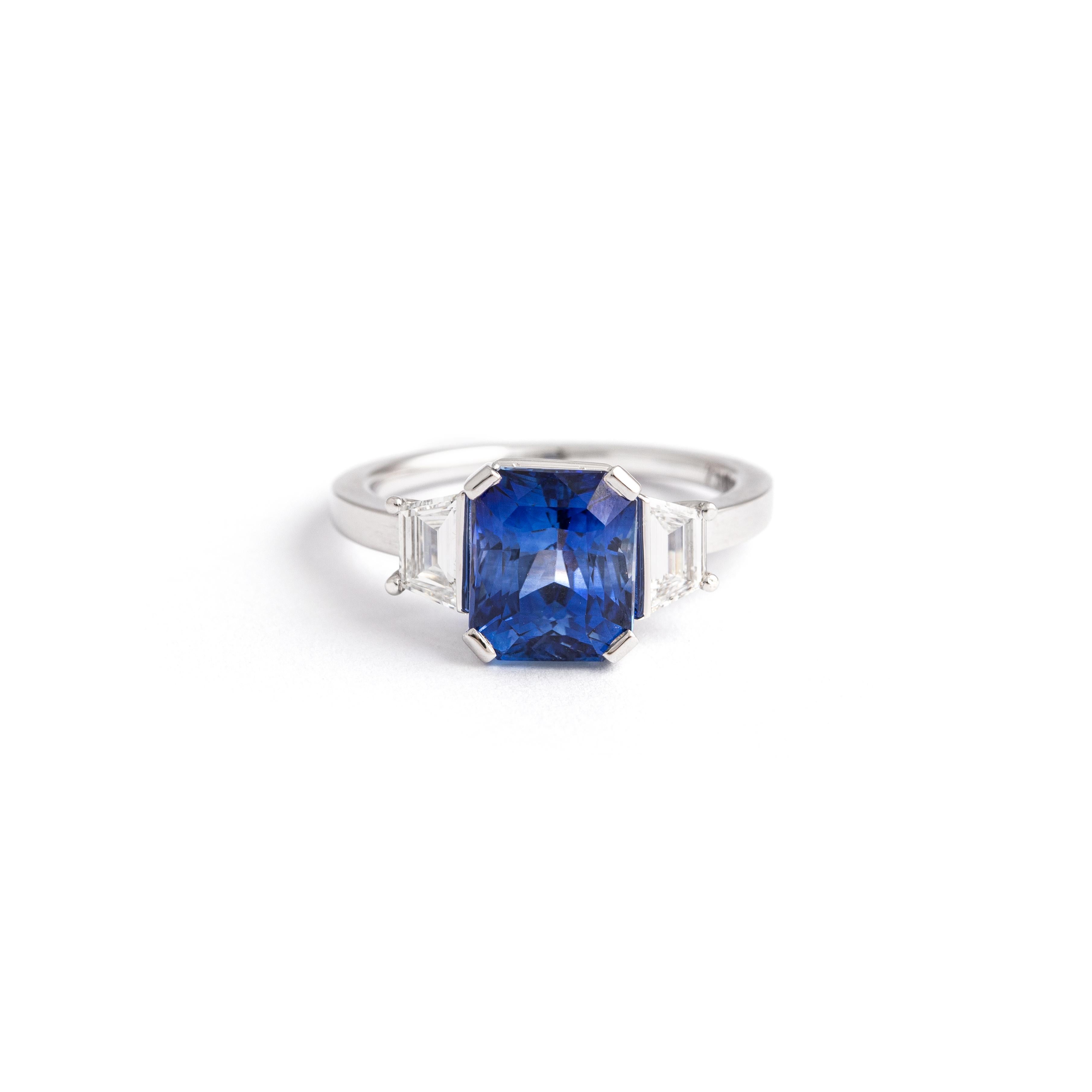 Blue Sapphire/ stunning ring 4.05 carat, Swiss laboratory certificate (Ggtl) heated, flanked with a paire of trapeze F/VS 0.49 carat mounted on white gold.

Weight: 4.03 grams.
Size: 52
