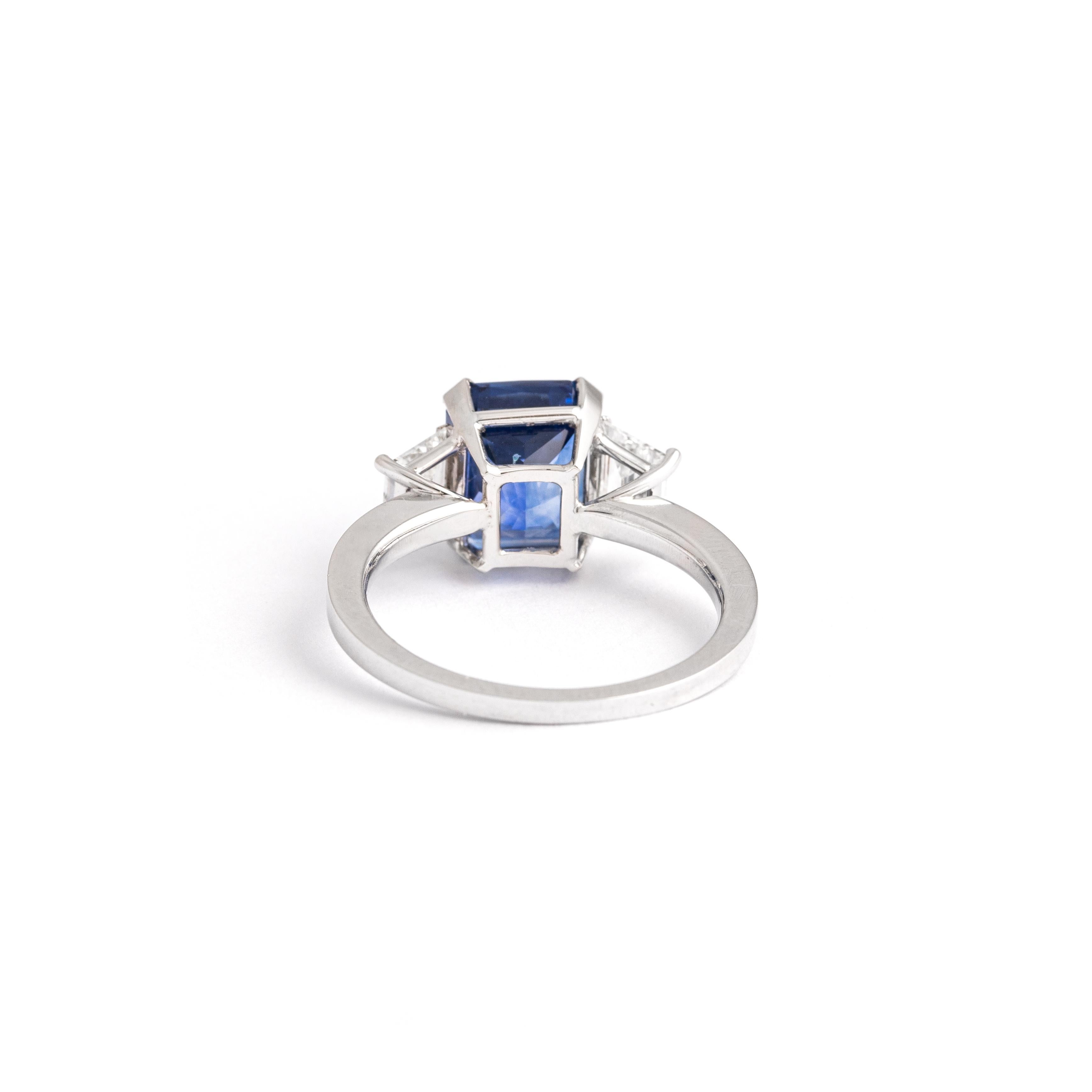 4.05 Carat Blue Sapphire White Gold Ring In Excellent Condition For Sale In Geneva, CH