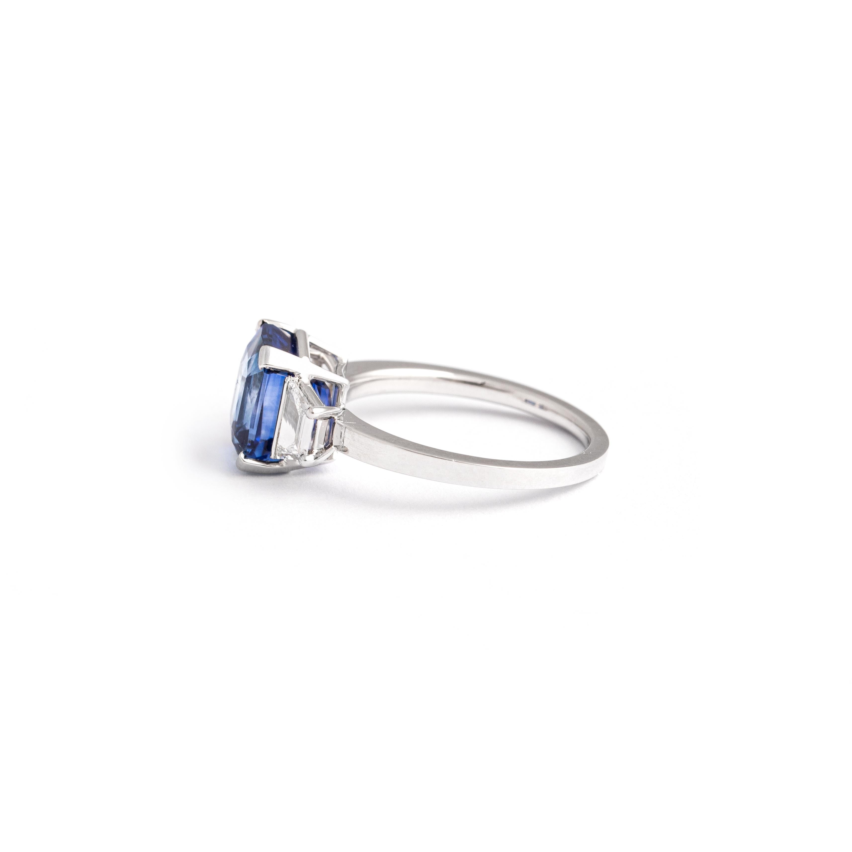 Women's or Men's 4.05 Carat Blue Sapphire White Gold Ring For Sale