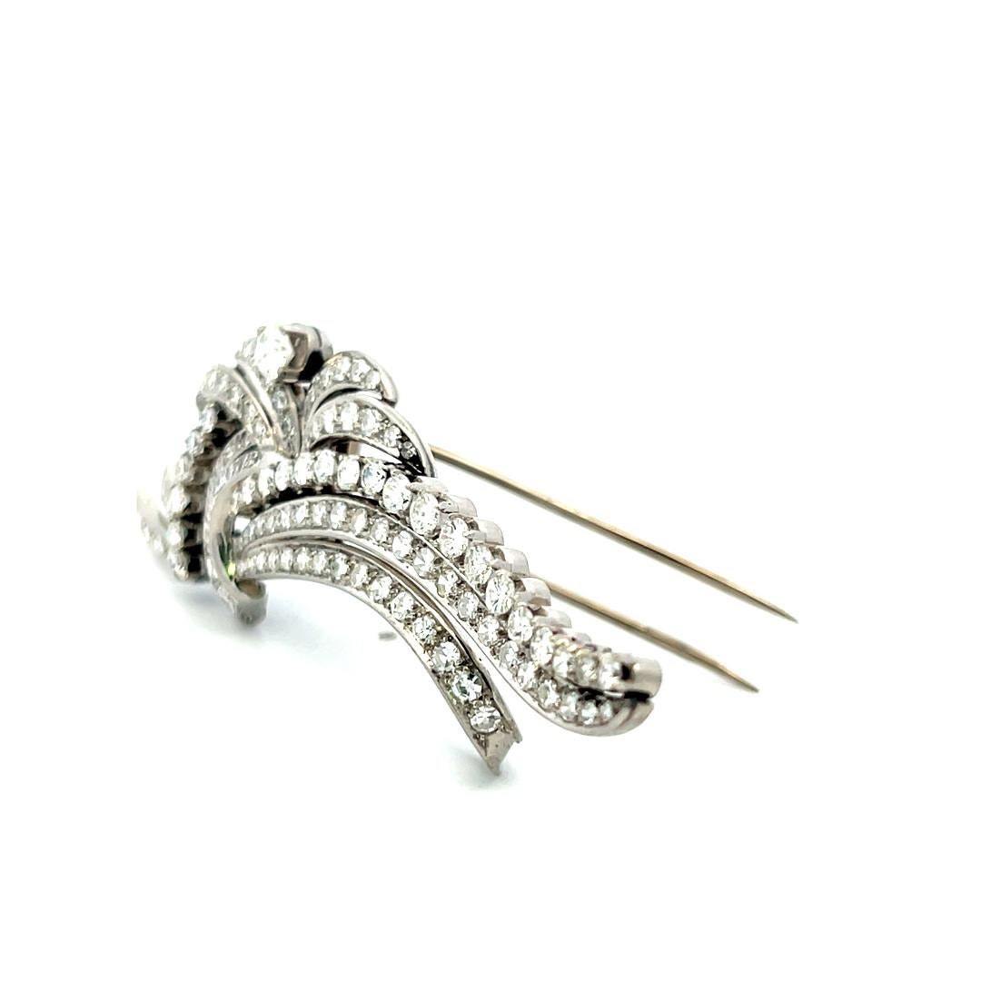 Broche en platine de 4,05 carats avec diamants circulaires, brillants et baguettes en vente 5