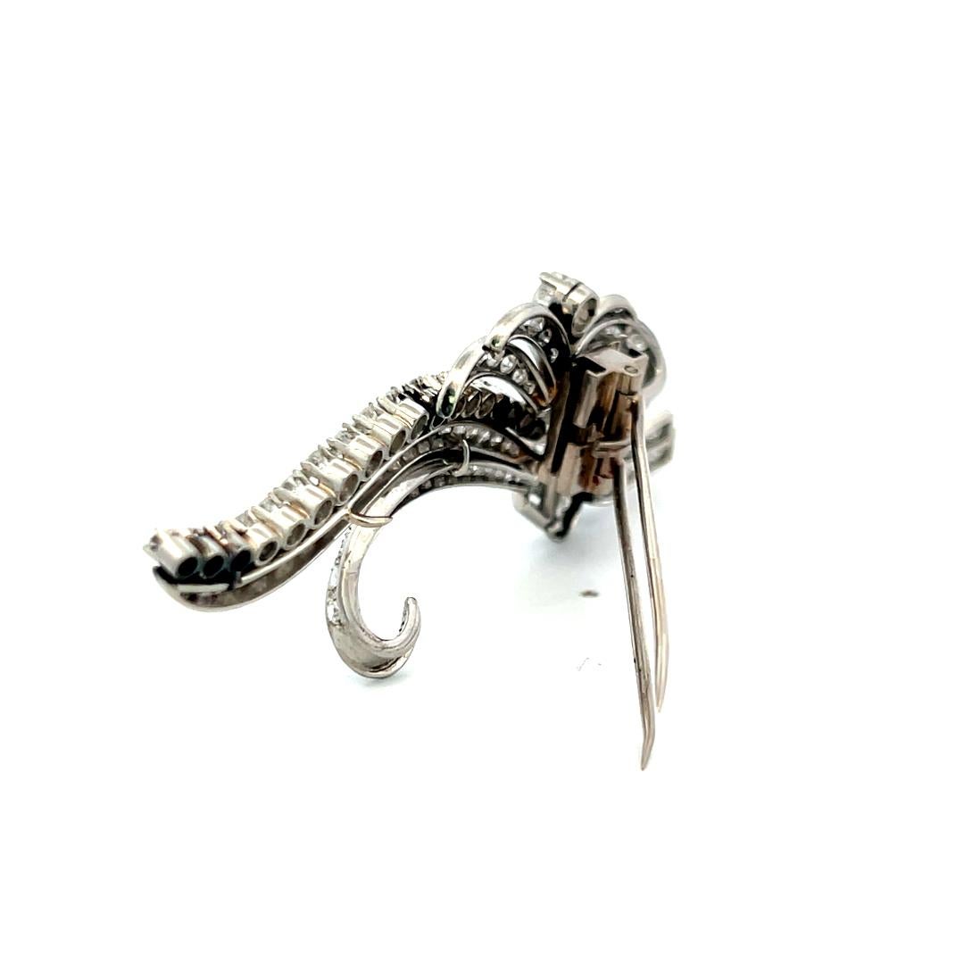 Broche en platine de 4,05 carats avec diamants circulaires, brillants et baguettes en vente 6