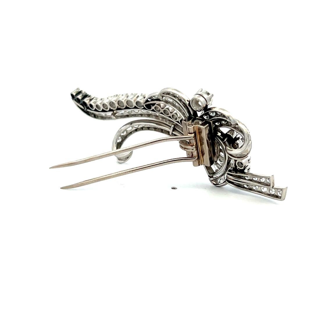 Broche en platine de 4,05 carats avec diamants circulaires, brillants et baguettes en vente 7